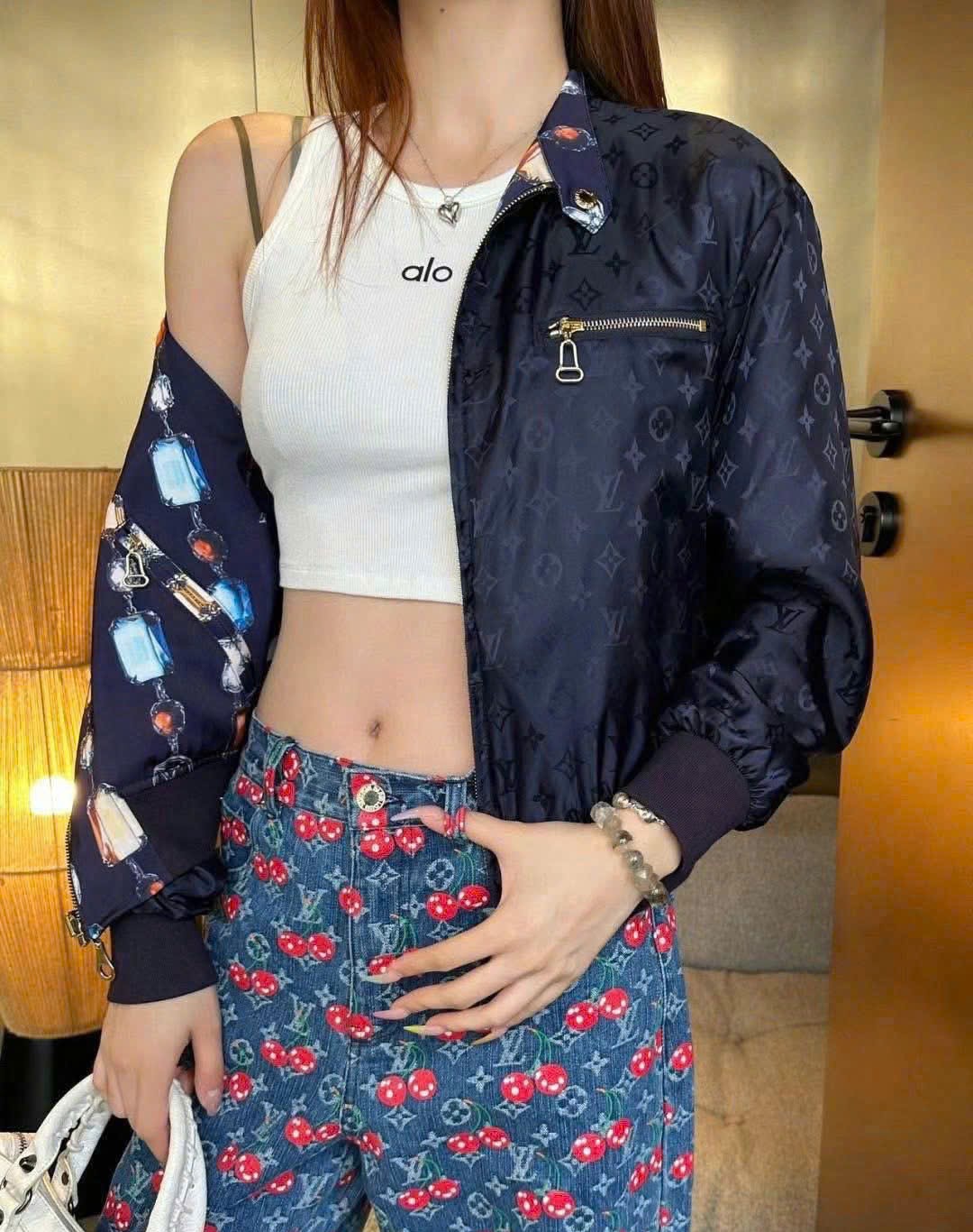 Áo khoác hai mặt nữ LV Reversible Necklace Bomber Jacket 2