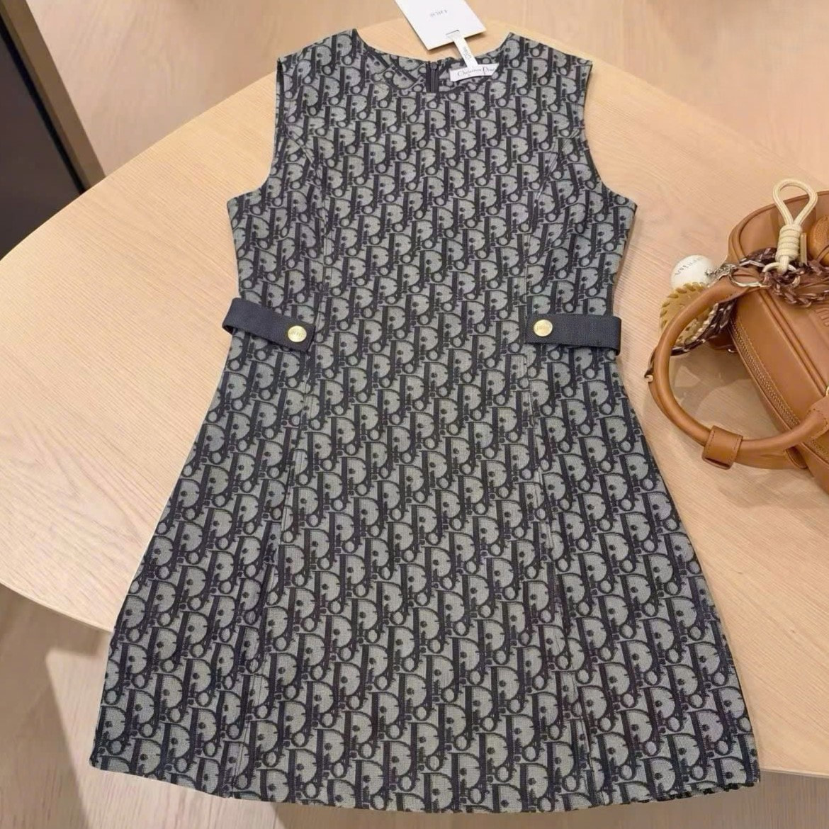 Áo đầm sát nách cổ tròn họa tiết hãng Dior 2