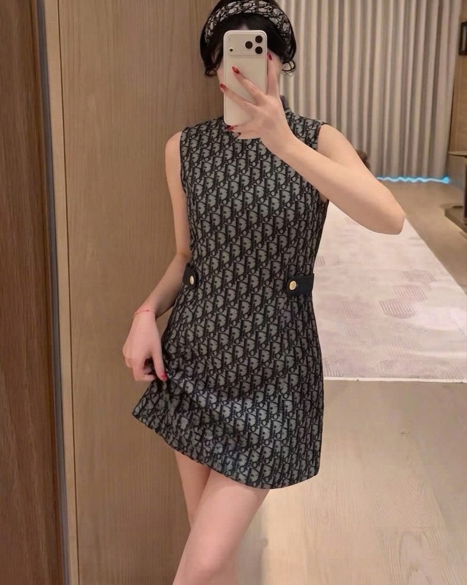 Áo đầm sát nách cổ tròn họa tiết hãng Dior 6