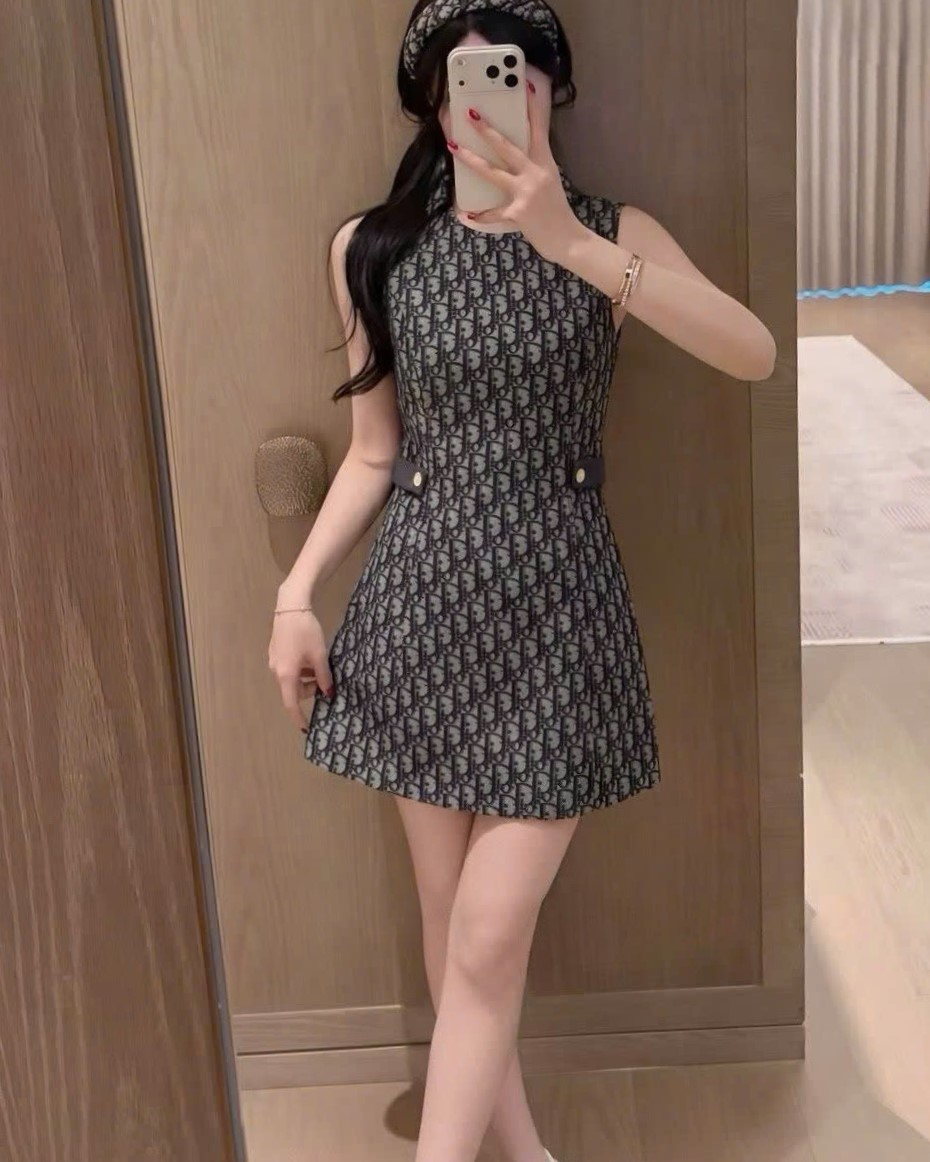 Áo đầm sát nách cổ tròn họa tiết hãng Dior 8