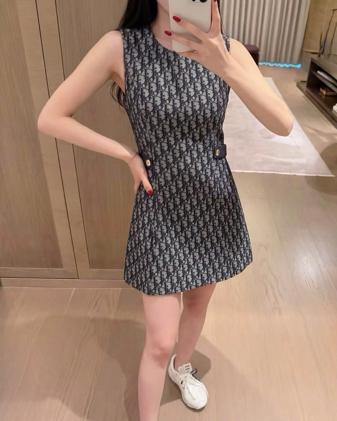Áo đầm sát nách cổ tròn họa tiết hãng Dior 9