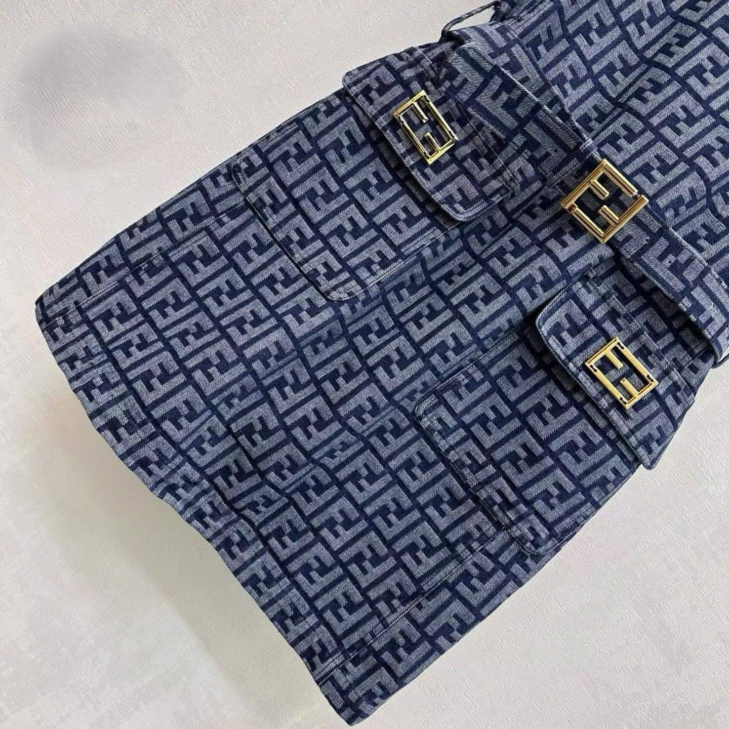 Áo đầm vải jean nữ xanh kèm thắt lưng họa tiết hãng Fendi 1