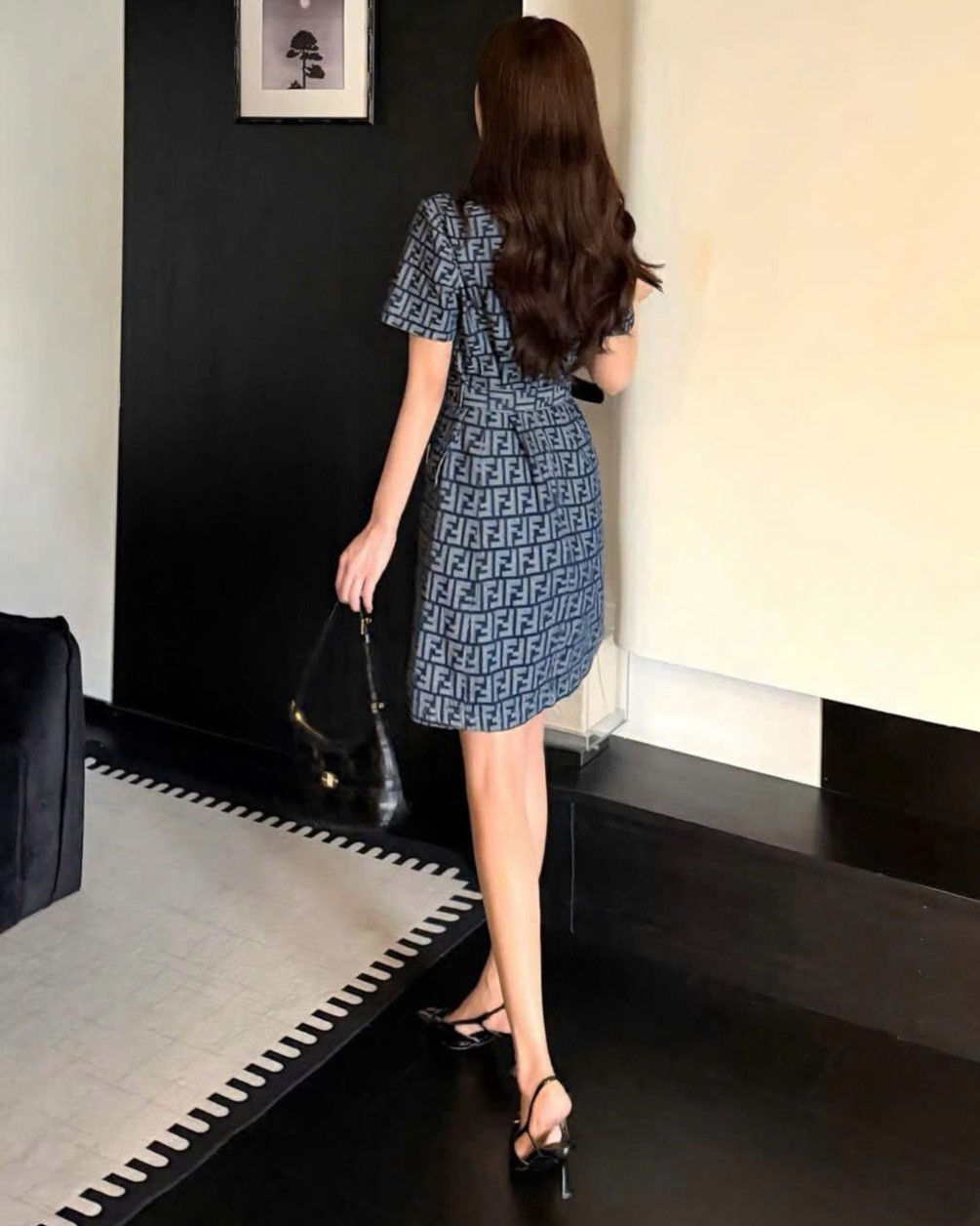 Áo đầm vải jean nữ xanh kèm thắt lưng họa tiết hãng Fendi 3
