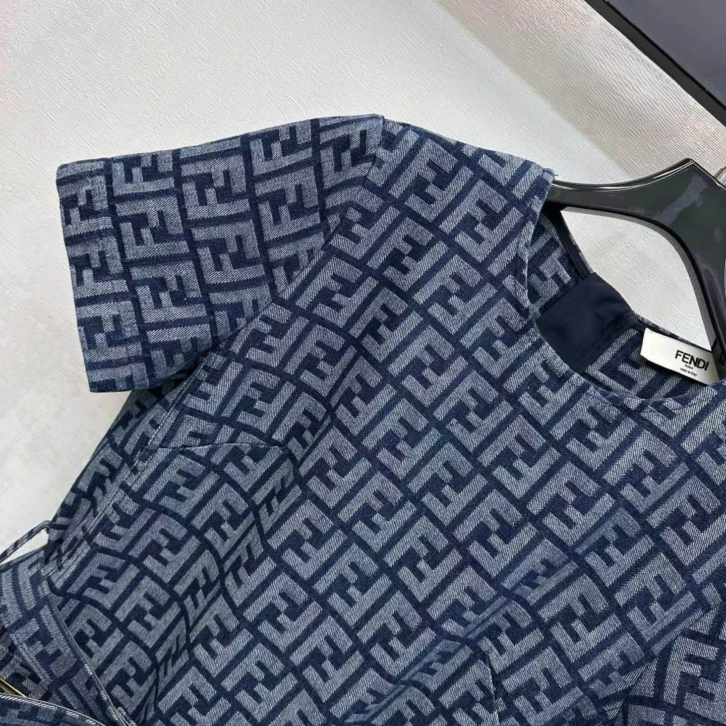Áo đầm vải jean nữ xanh kèm thắt lưng họa tiết hãng Fendi 4