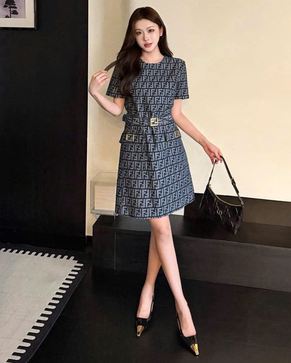 Áo đầm vải jean nữ xanh kèm thắt lưng họa tiết hãng Fendi 5