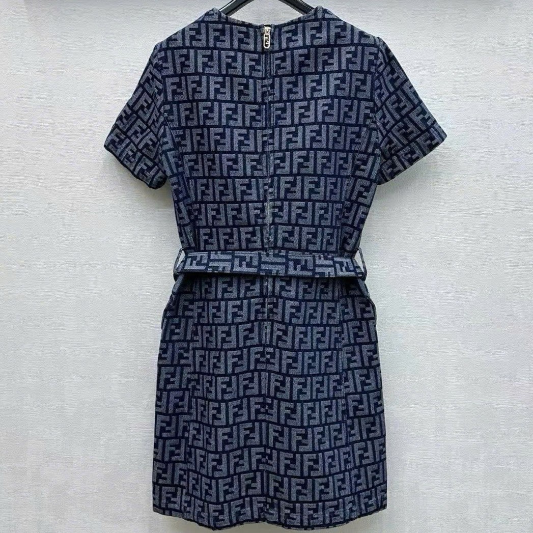 Áo đầm vải jean nữ xanh kèm thắt lưng họa tiết hãng Fendi 6