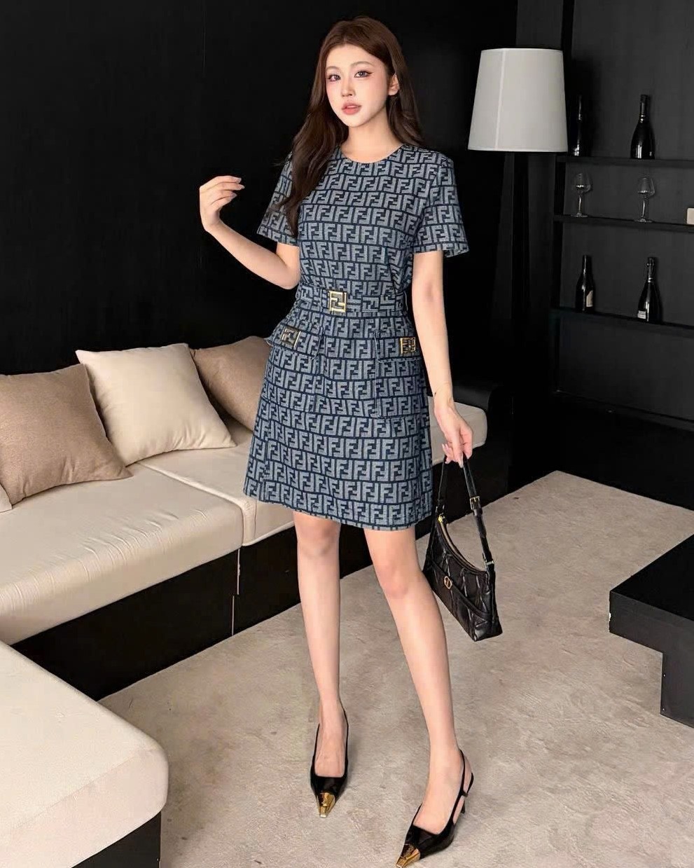 Áo đầm vải jean nữ xanh kèm thắt lưng họa tiết hãng Fendi 7
