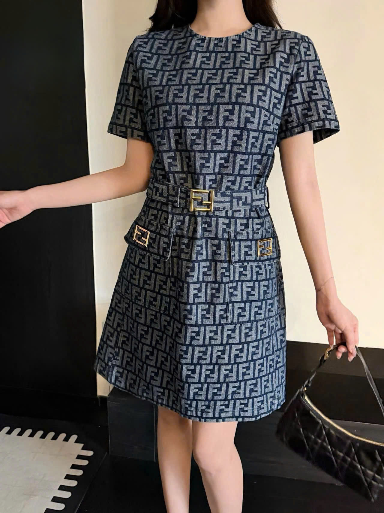Áo đầm vải jean nữ xanh kèm thắt lưng họa tiết hãng Fendi 8