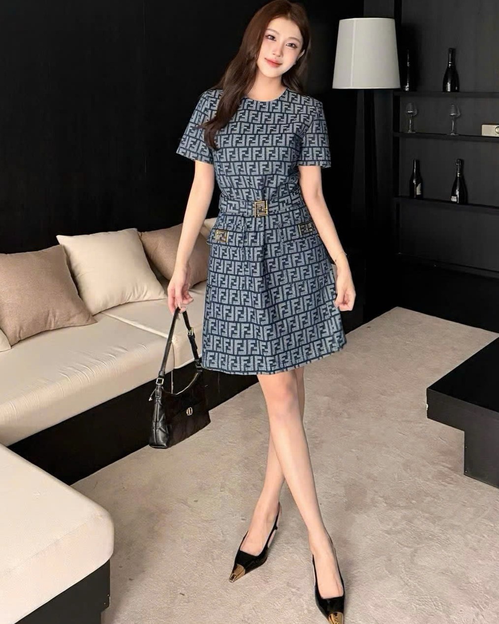 Áo đầm vải jean nữ xanh kèm thắt lưng họa tiết hãng Fendi 9