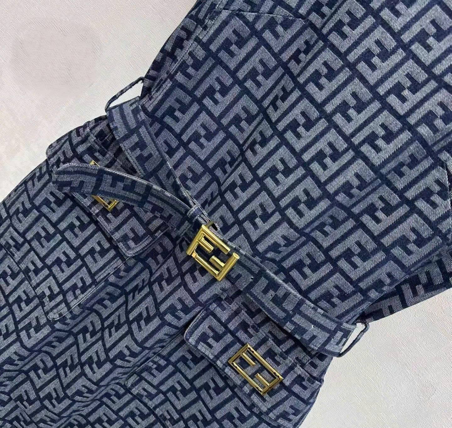 Áo đầm vải jean nữ xanh kèm thắt lưng họa tiết hãng Fendi 12