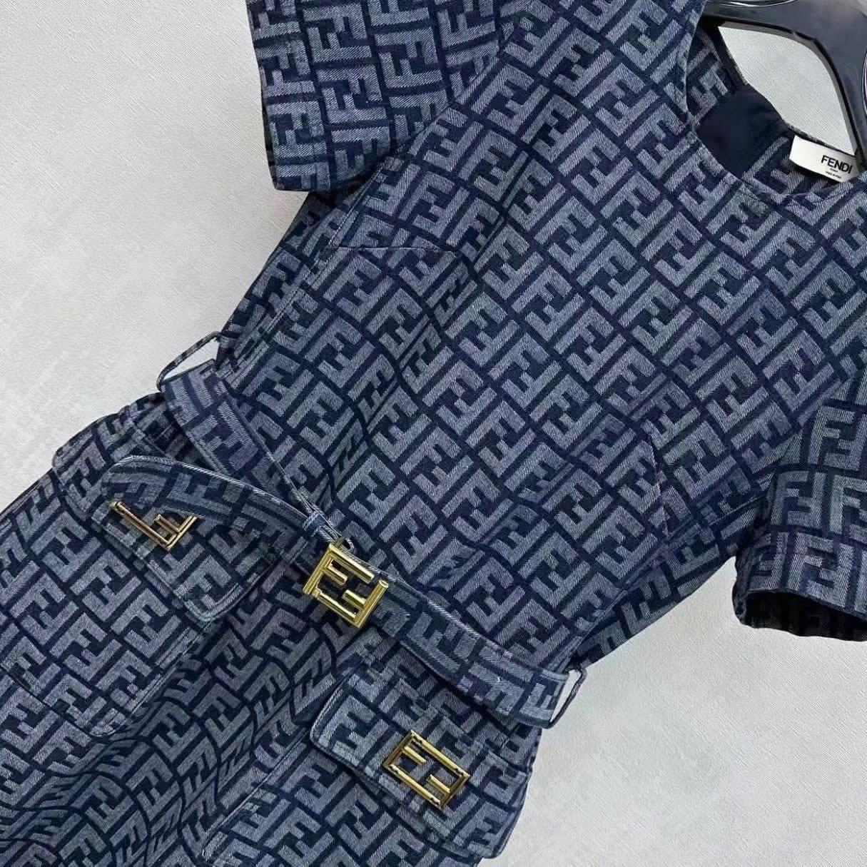 Áo đầm vải jean nữ xanh kèm thắt lưng họa tiết hãng Fendi 10