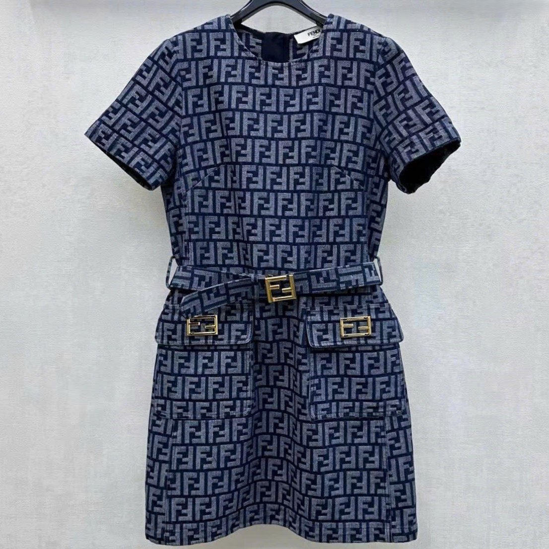 Áo đầm vải jean nữ xanh kèm thắt lưng họa tiết hãng Fendi 14