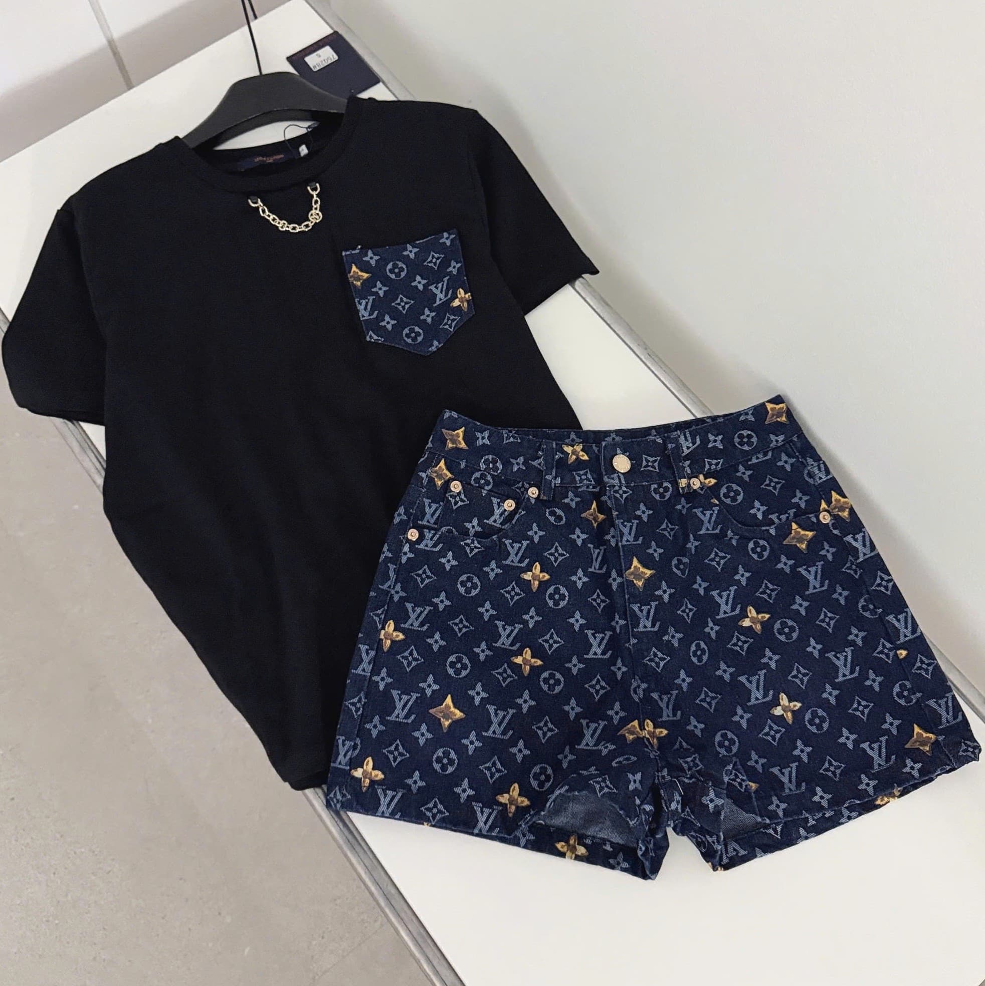 Combo áo thun đen phối túi quần short nữ LV 3