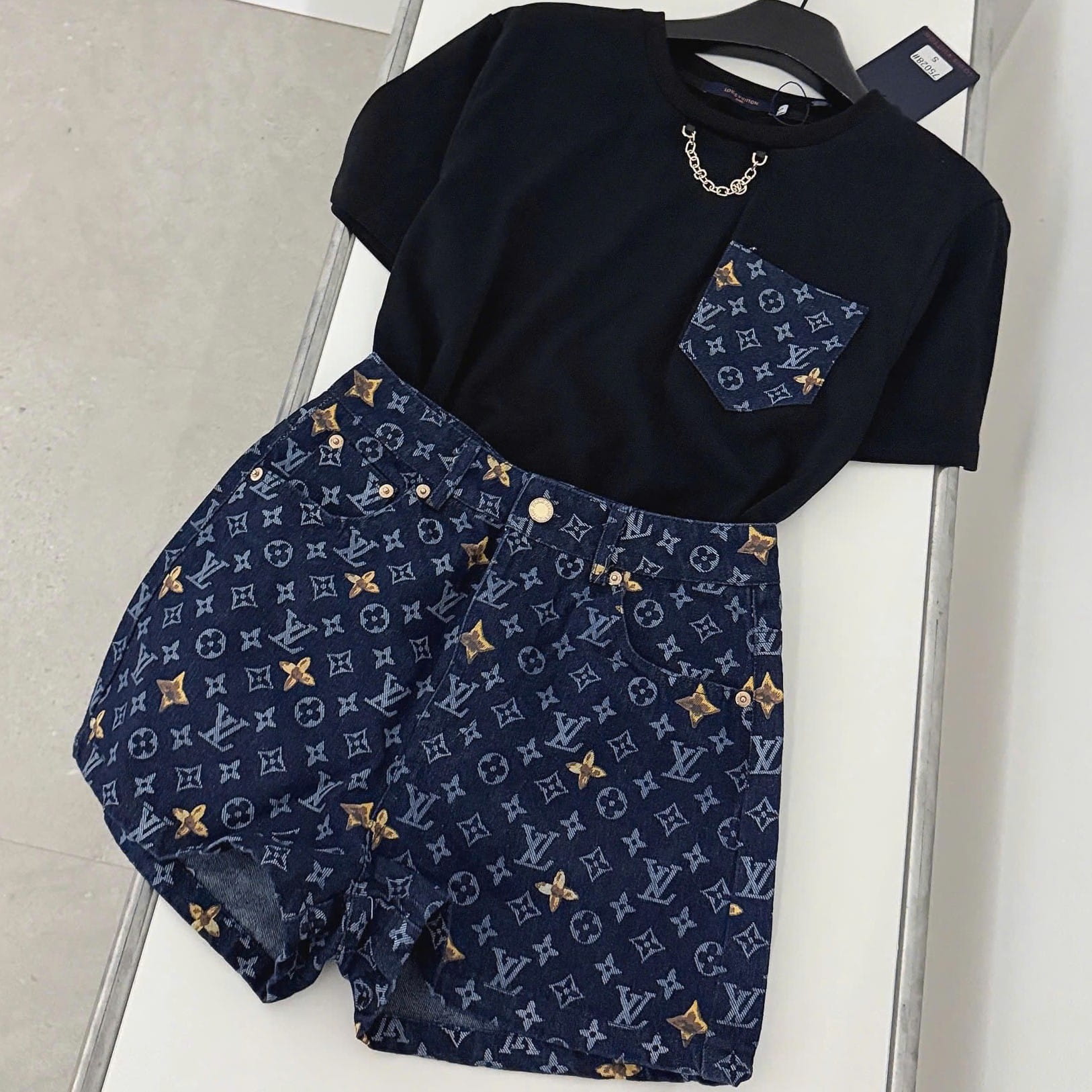 Combo áo thun đen phối túi quần short nữ LV 4