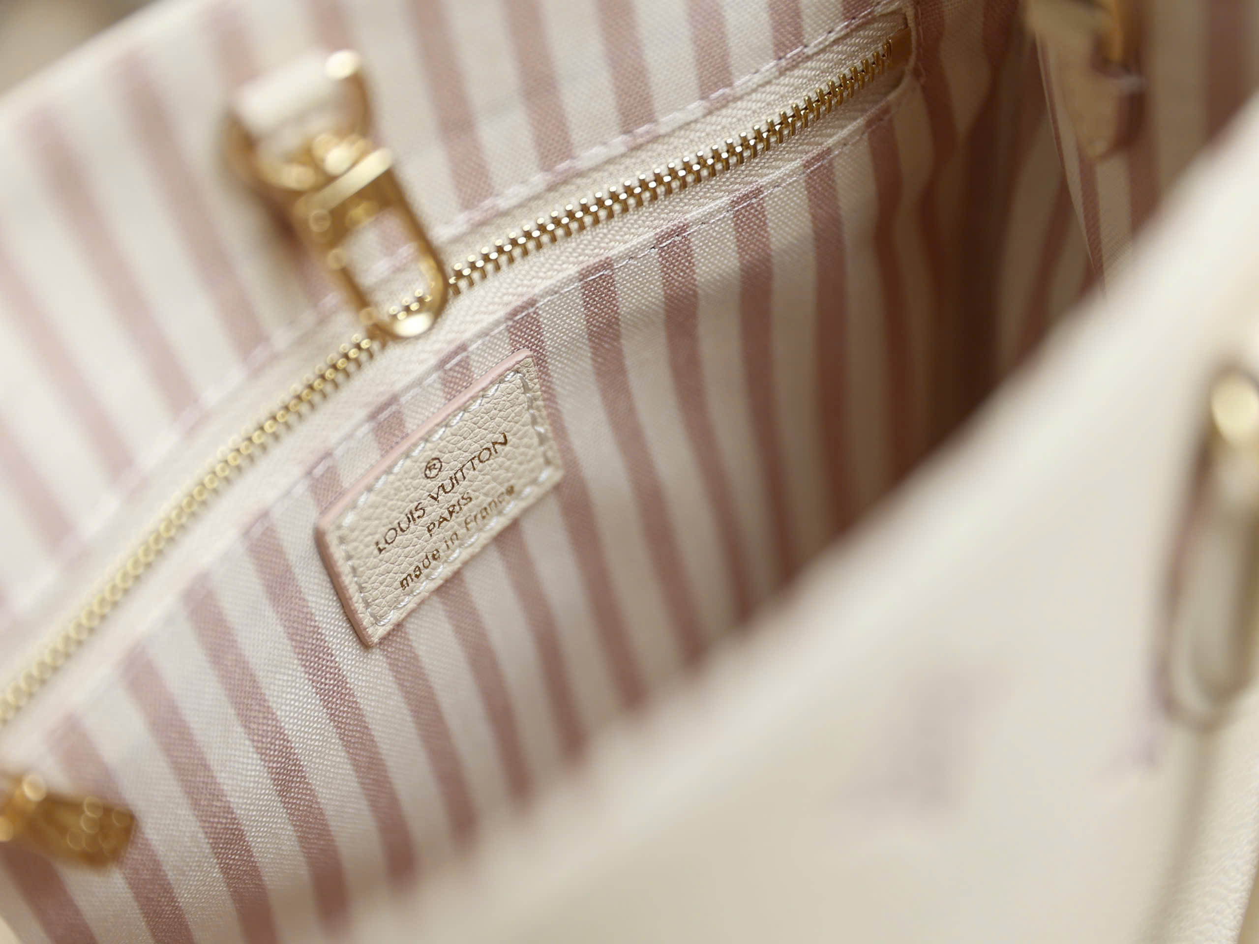 Túi tote Louis Vuitton OnTheGo PM Eden Debossed Grained Cowhide Leather 7