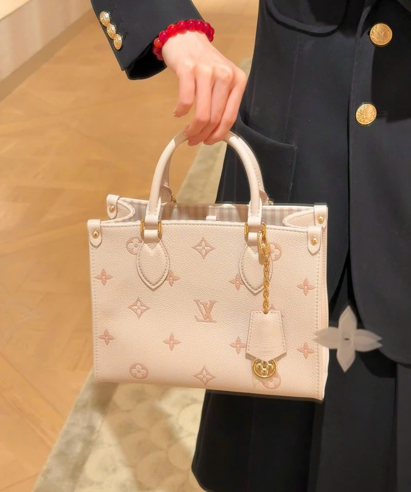 Túi tote Louis Vuitton OnTheGo PM Eden Debossed Grained Cowhide Leather 10
