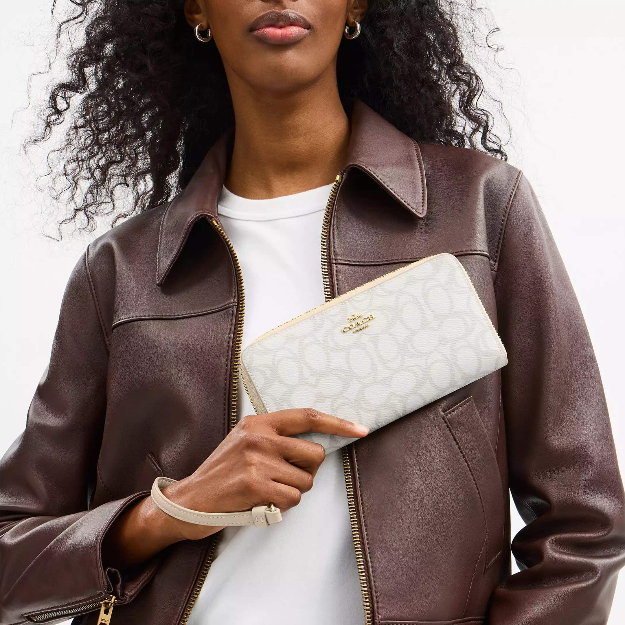 Ví cầm tay Coach dài Long Zip Around Wallet In Sketch Signature Canvas Ivory CBO02 3