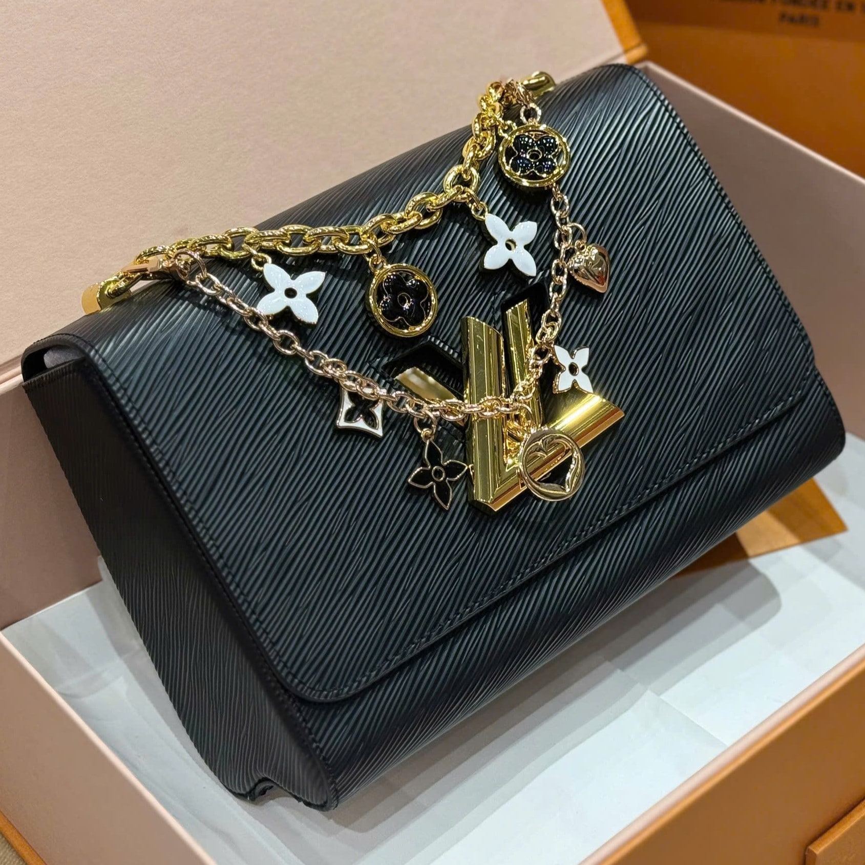 Túi đeo chéo đen nữ Louis Vuitton Twist MM Black Noir 4