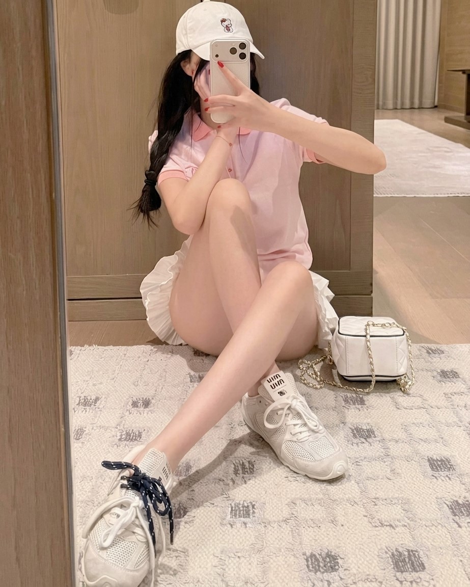 Áo thun hồng có cổ Chanel 1