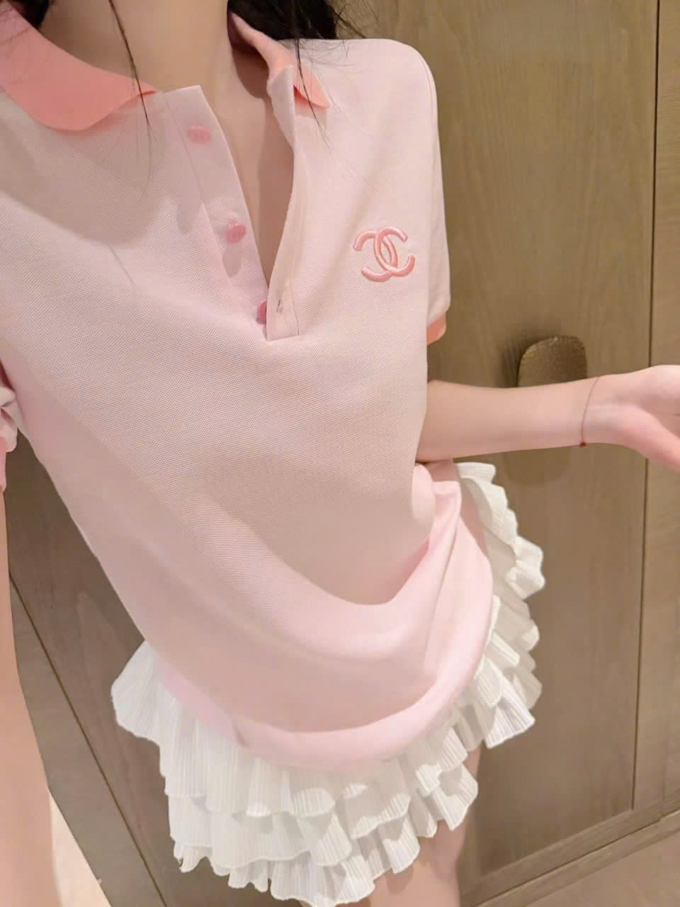 Áo thun hồng có cổ Chanel 6