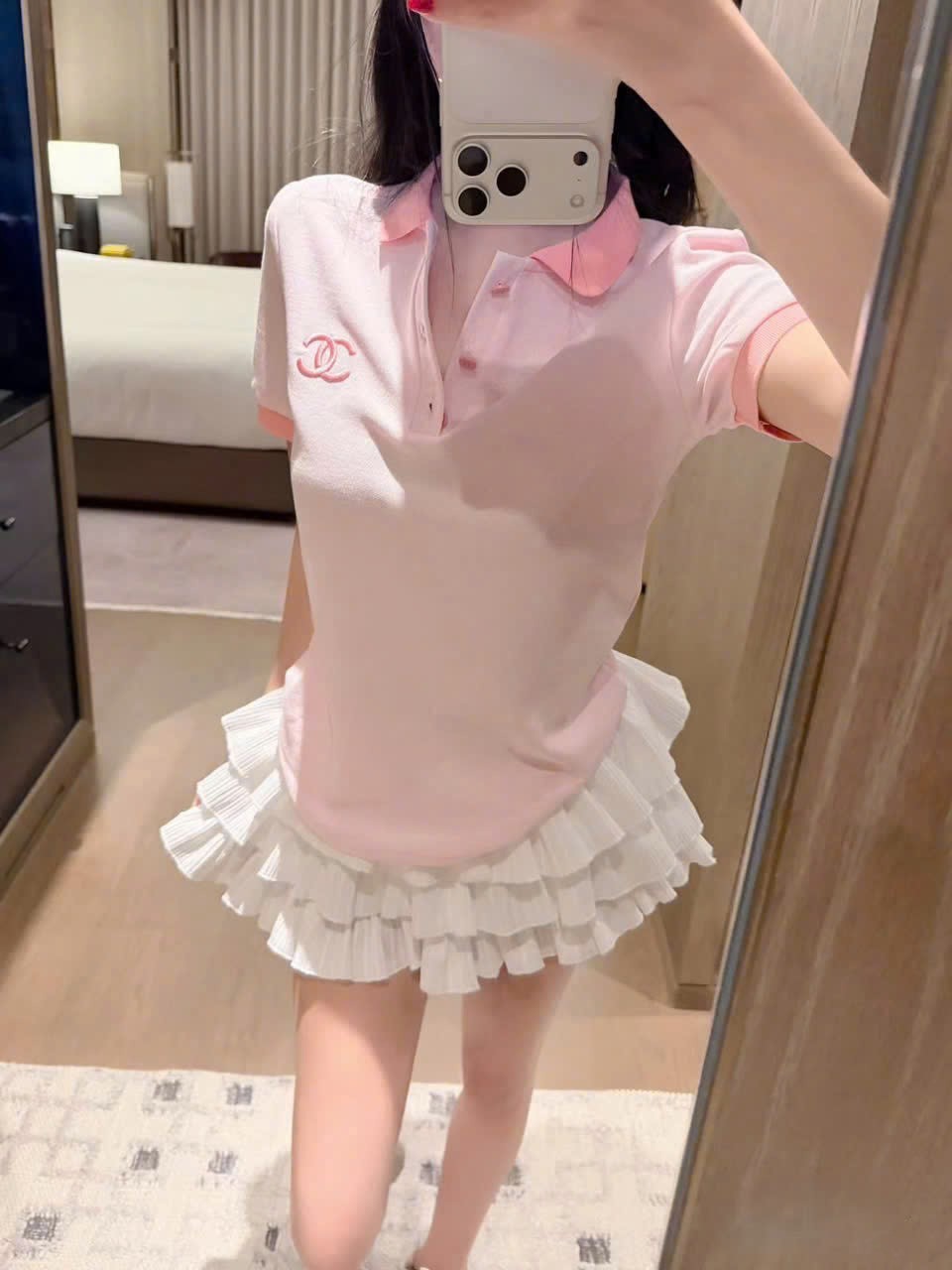 Áo thun hồng có cổ Chanel 5