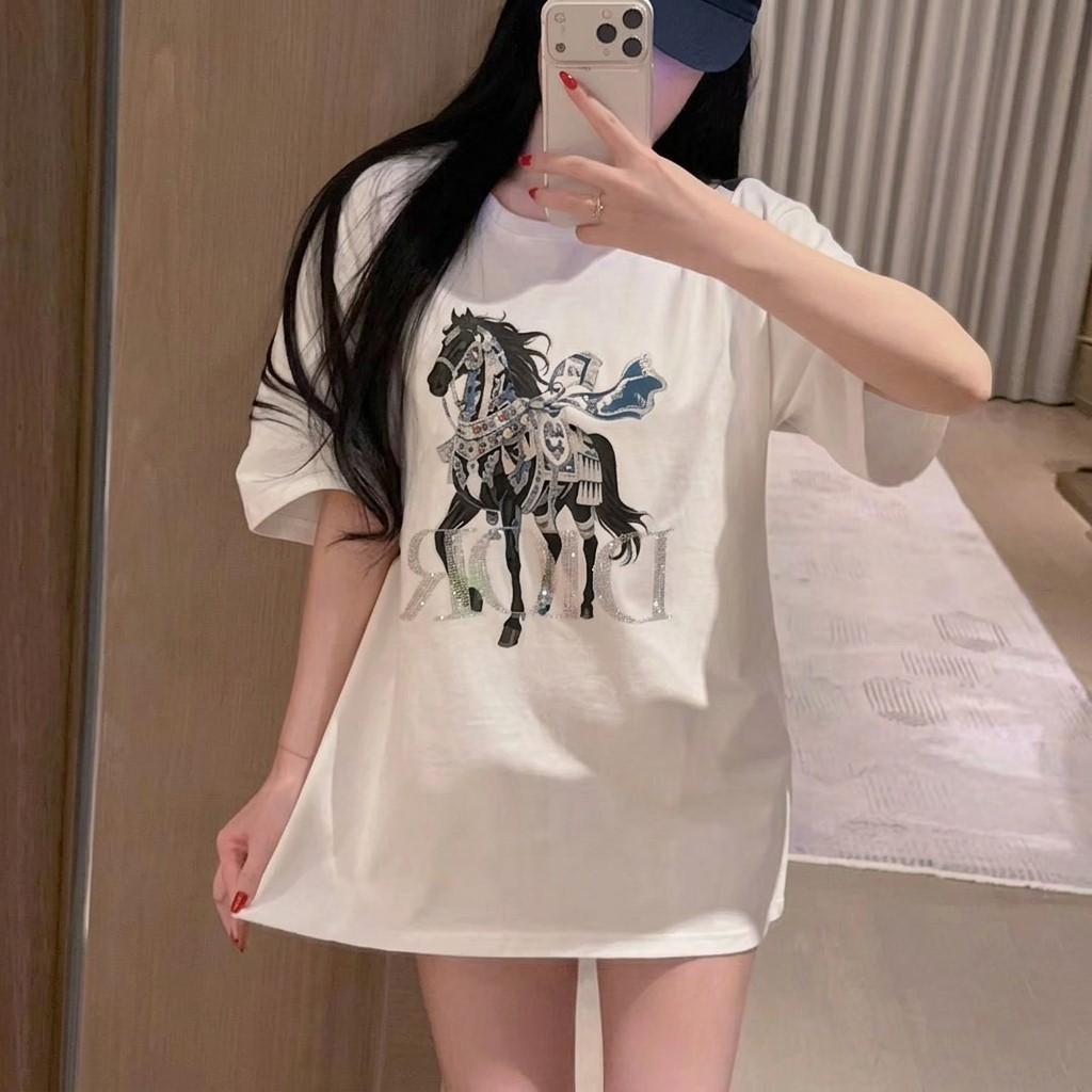 Áo thun trắng nữ phom rộng họa tiết ngựa đính đá Dior 1