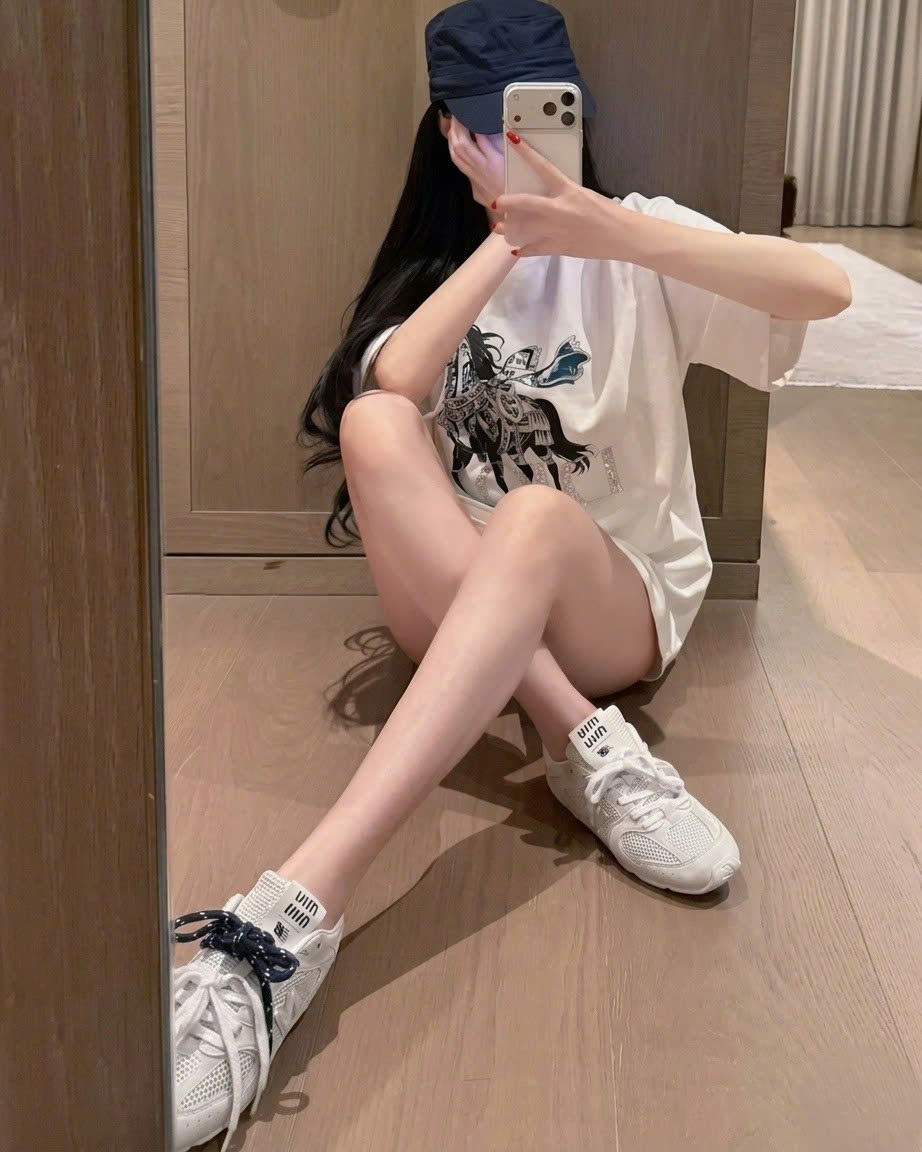 Áo thun trắng nữ phom rộng họa tiết ngựa đính đá Dior 3