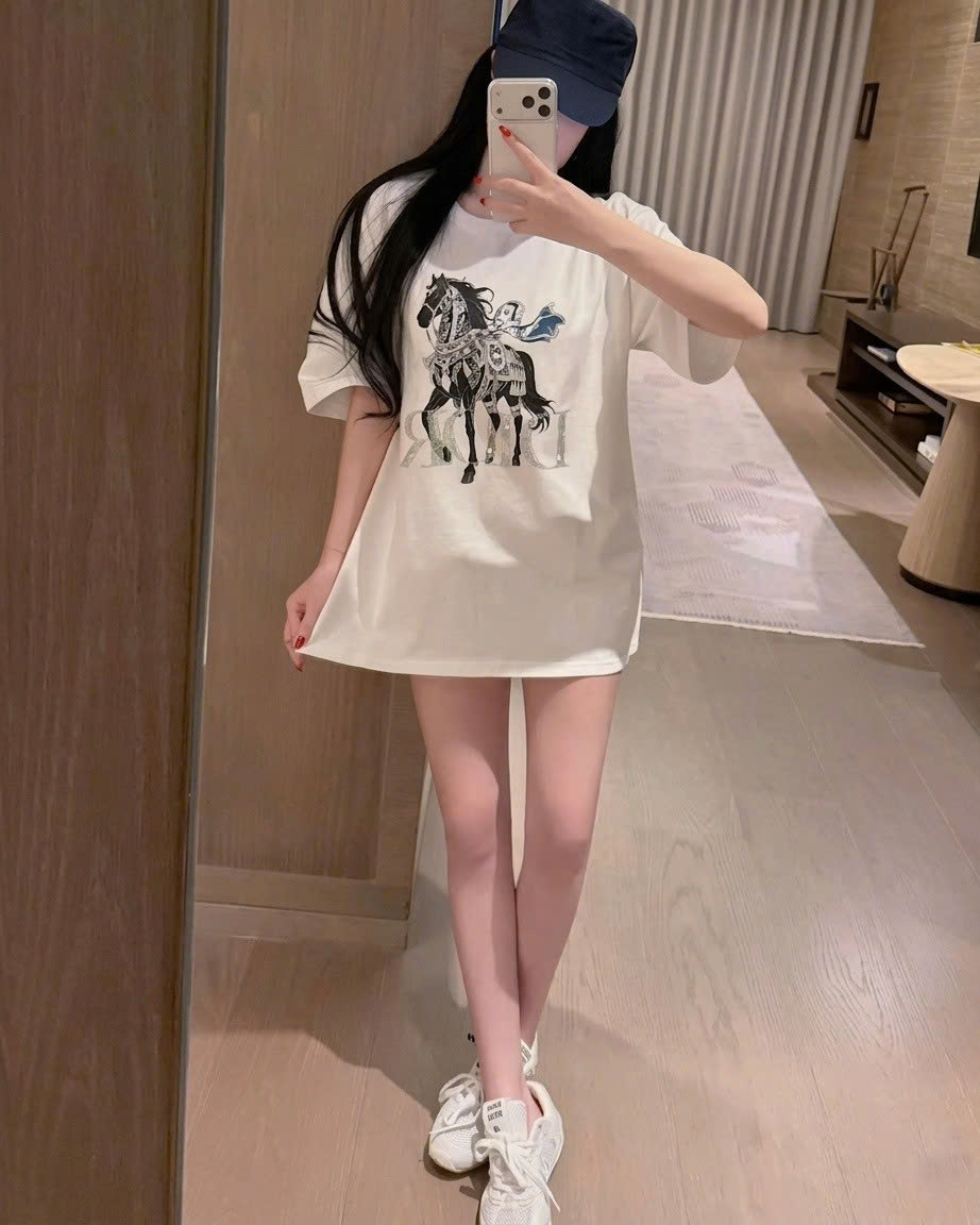 Áo thun trắng nữ phom rộng họa tiết ngựa đính đá Dior 6
