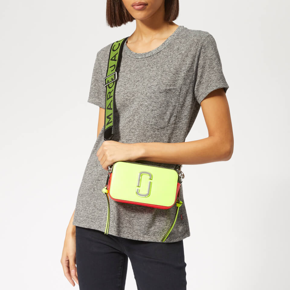 Túi đeo chéo Marc Jacobs màu xanh The Fluoro Snapshot Bright Yellow Multi Leather Camera Bag 6