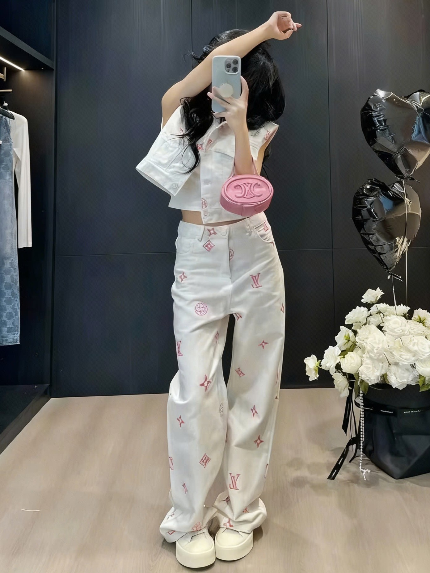 Quần dài trắng thời trang LV phối họa tiết hãng màu đỏ 1