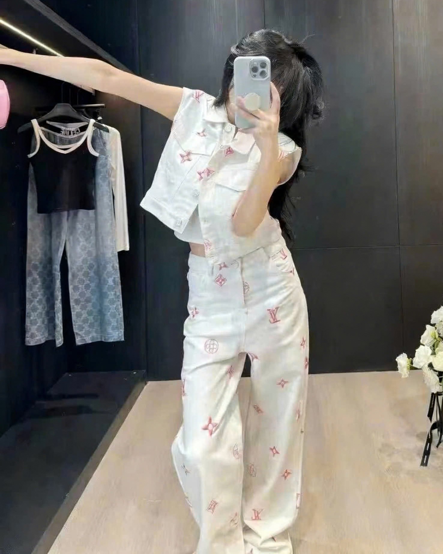 Quần dài trắng thời trang LV phối họa tiết hãng màu đỏ 3