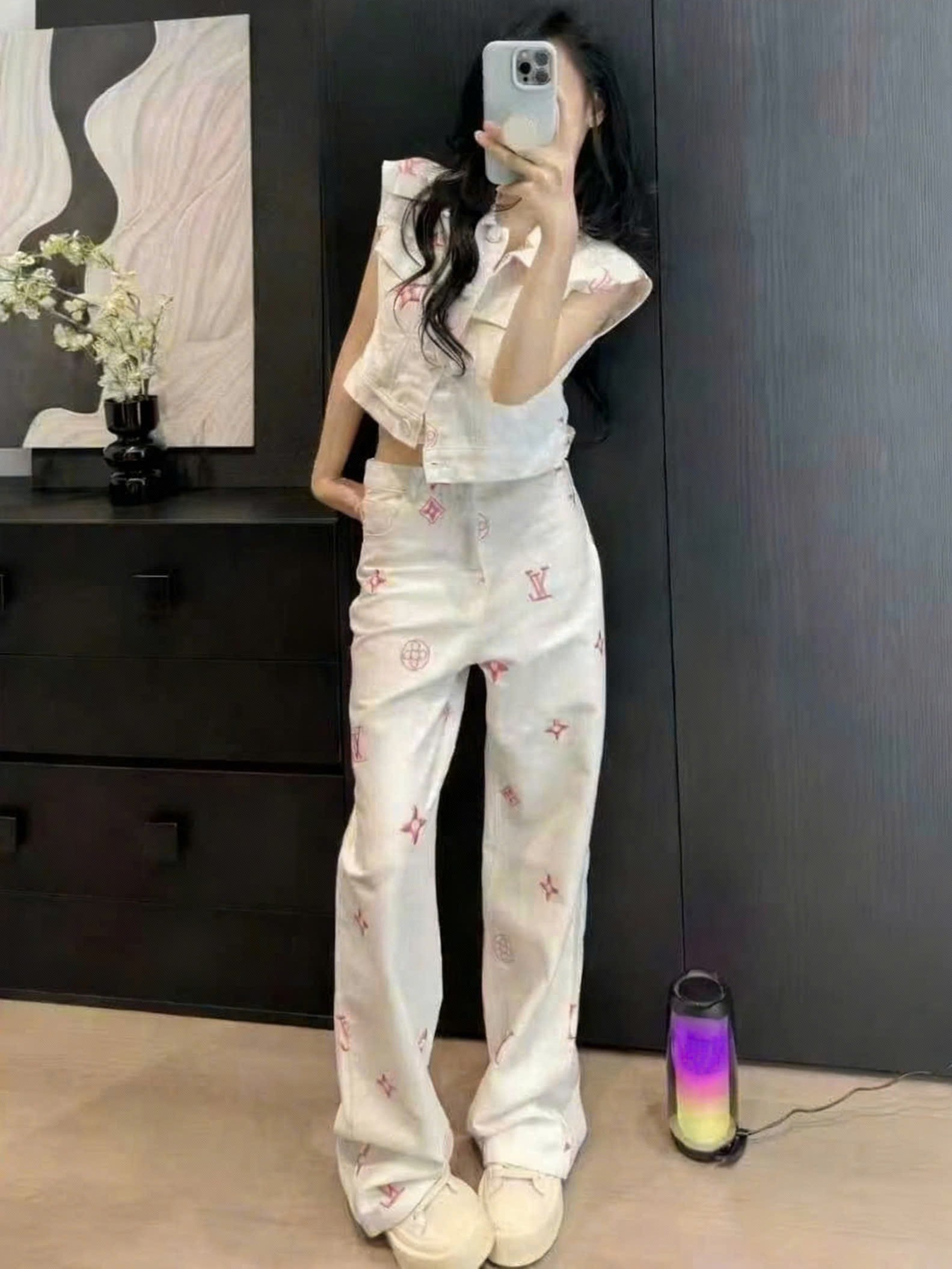 Quần dài trắng thời trang LV phối họa tiết hãng màu đỏ 5