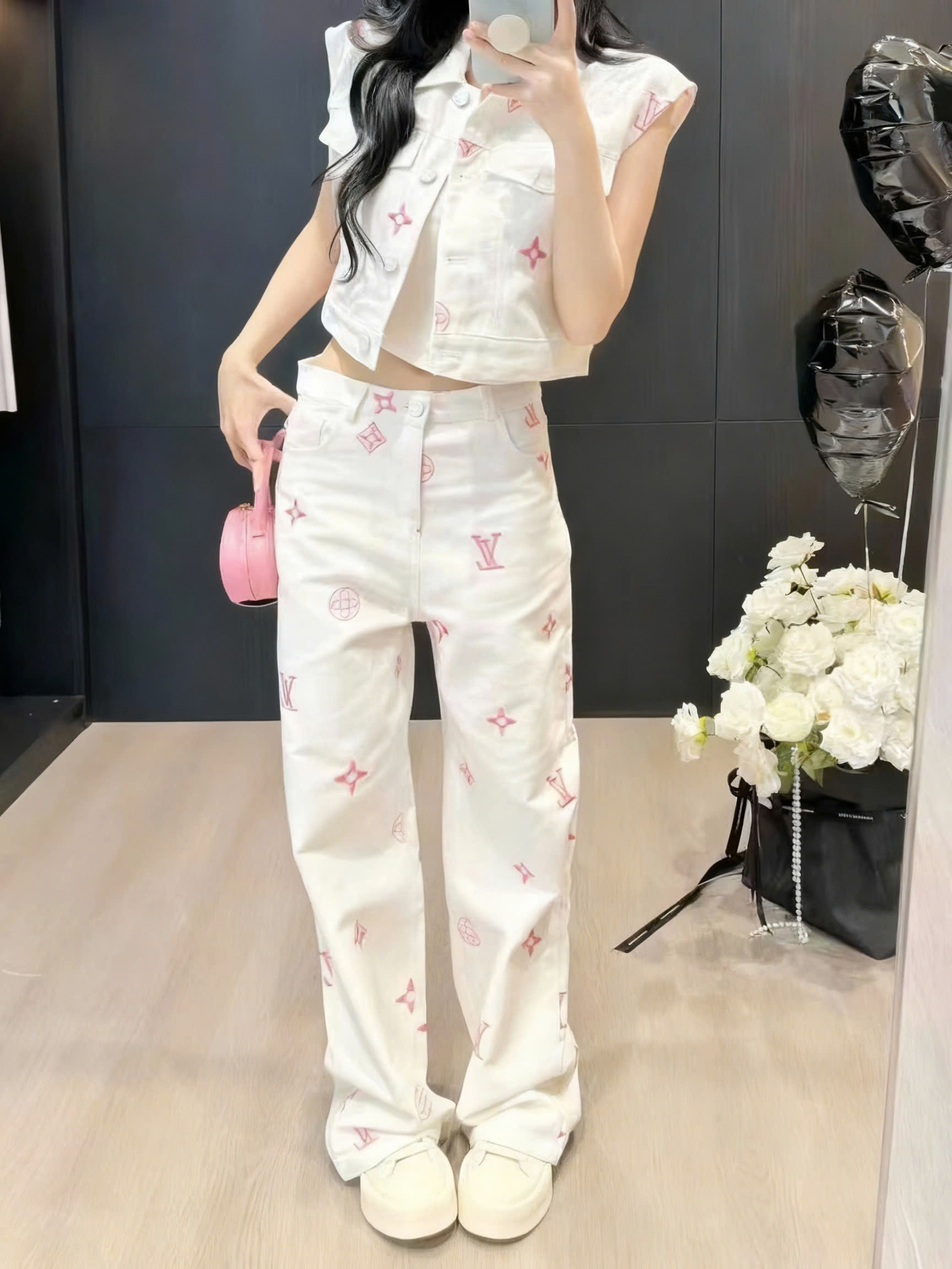 Quần dài trắng thời trang LV phối họa tiết hãng màu đỏ 8