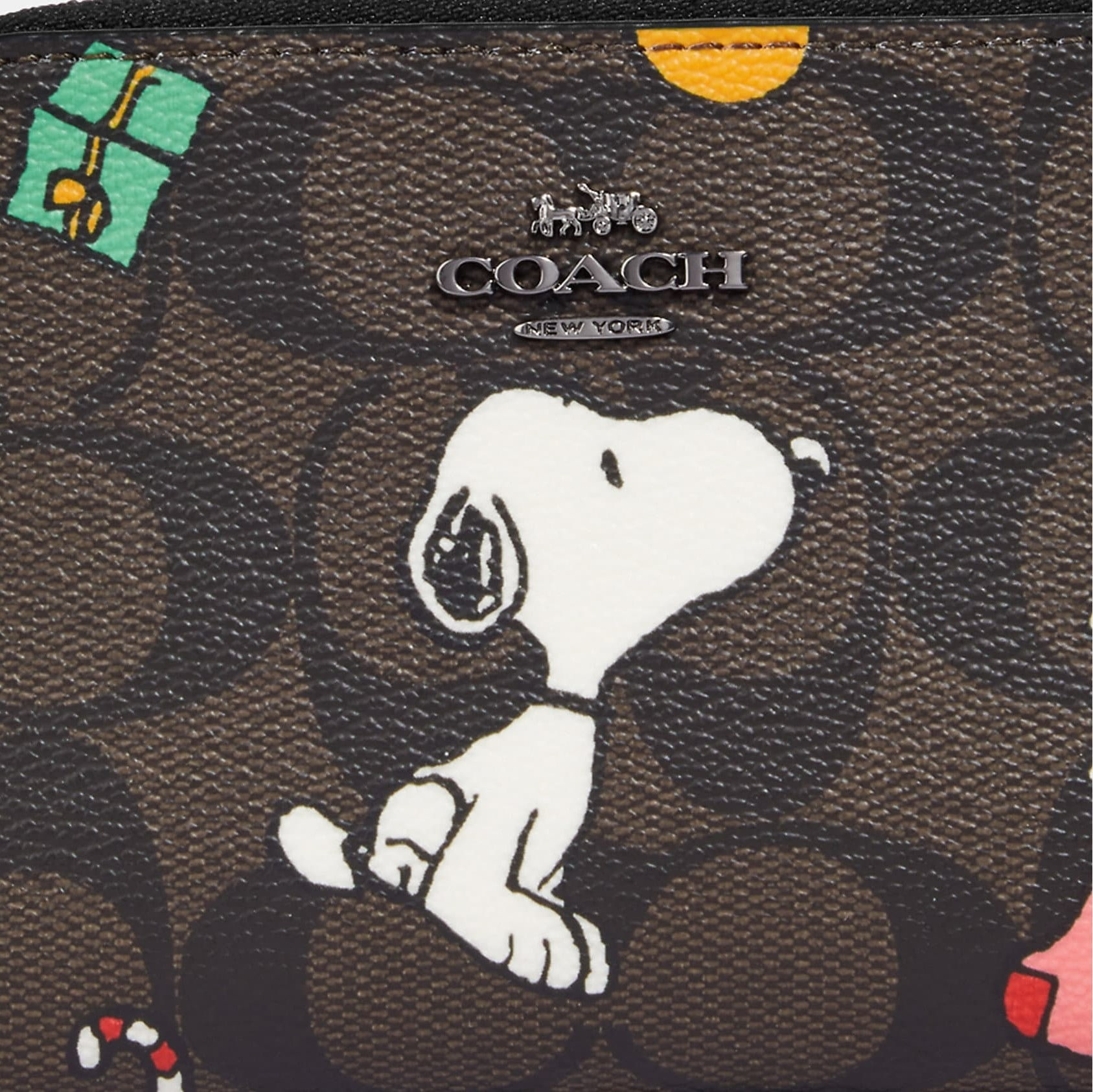 VÍ NỮ COACH X PEANUTS SMALL ZIP AROUND WALLET IN SIGNATURE CANVAS WITH SNOOPY PRESENTS PRINT 2