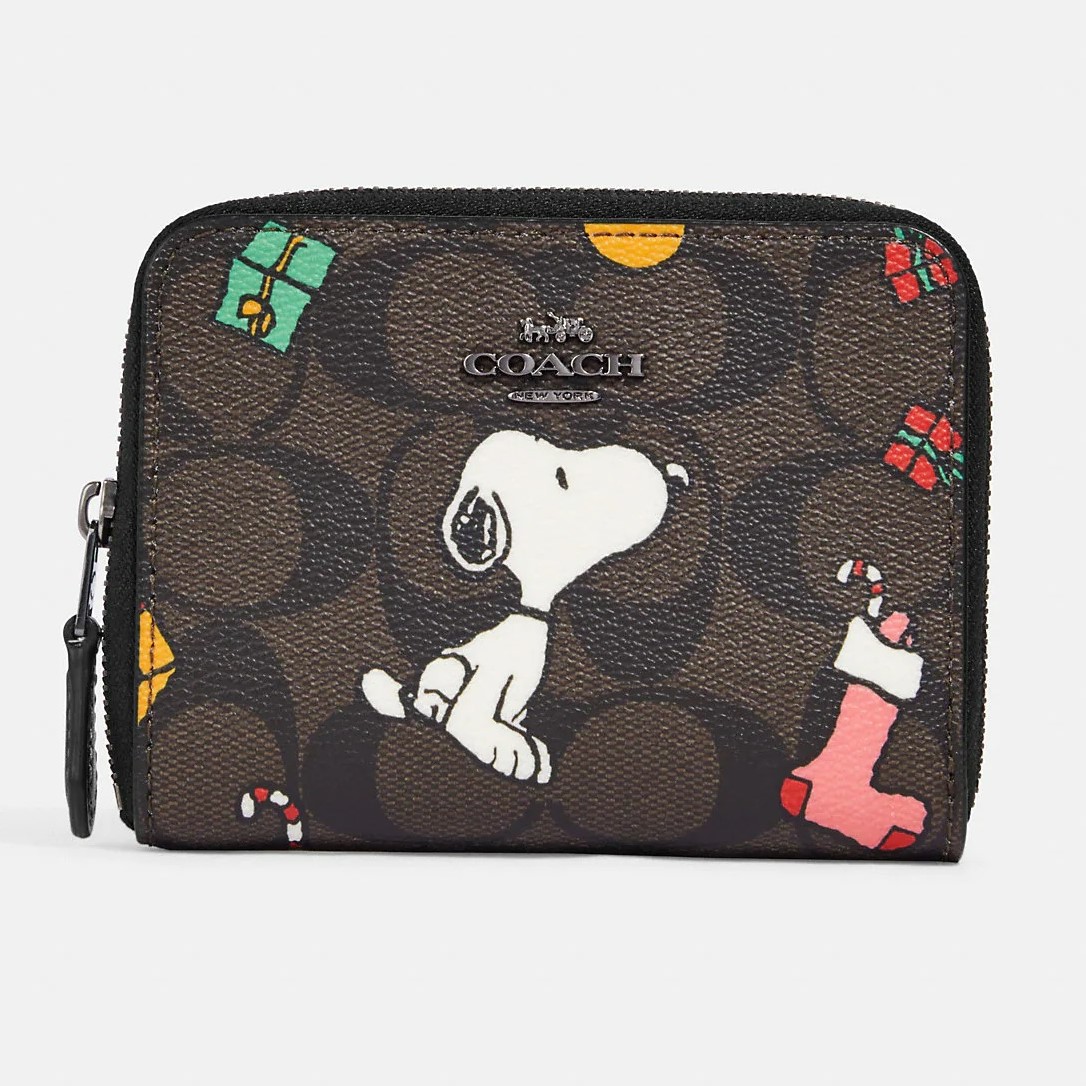 VÍ NỮ COACH X PEANUTS SMALL ZIP AROUND WALLET IN SIGNATURE CANVAS WITH SNOOPY PRESENTS PRINT 4