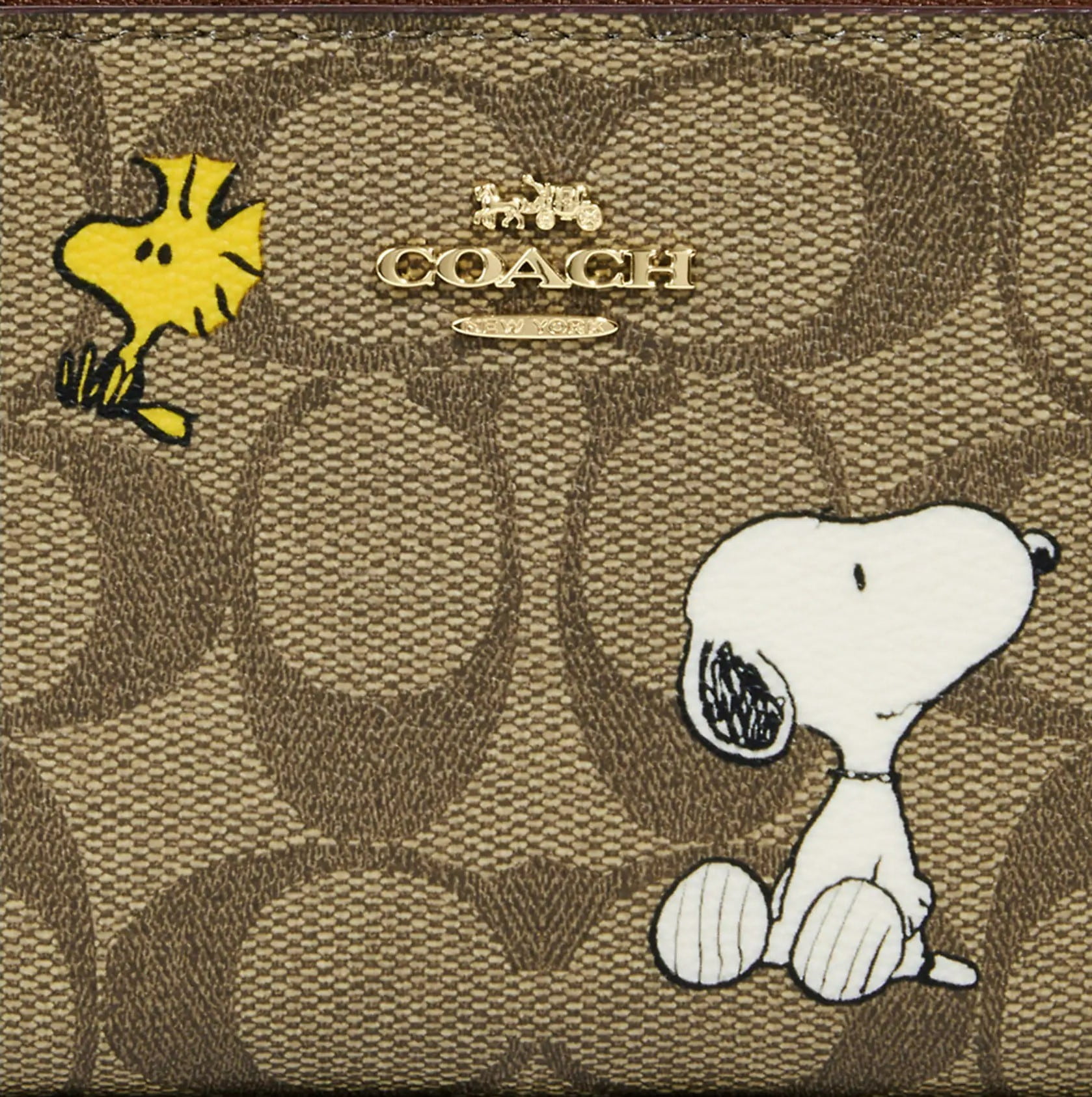 VÍ NGẮN NỮ NÂU SÁNG COACH X PEANUTS SMALL ZIP AROUND WALLET IN SIGNATURE CANVAS WITH SNOOPY PRESENTS PRINT 4