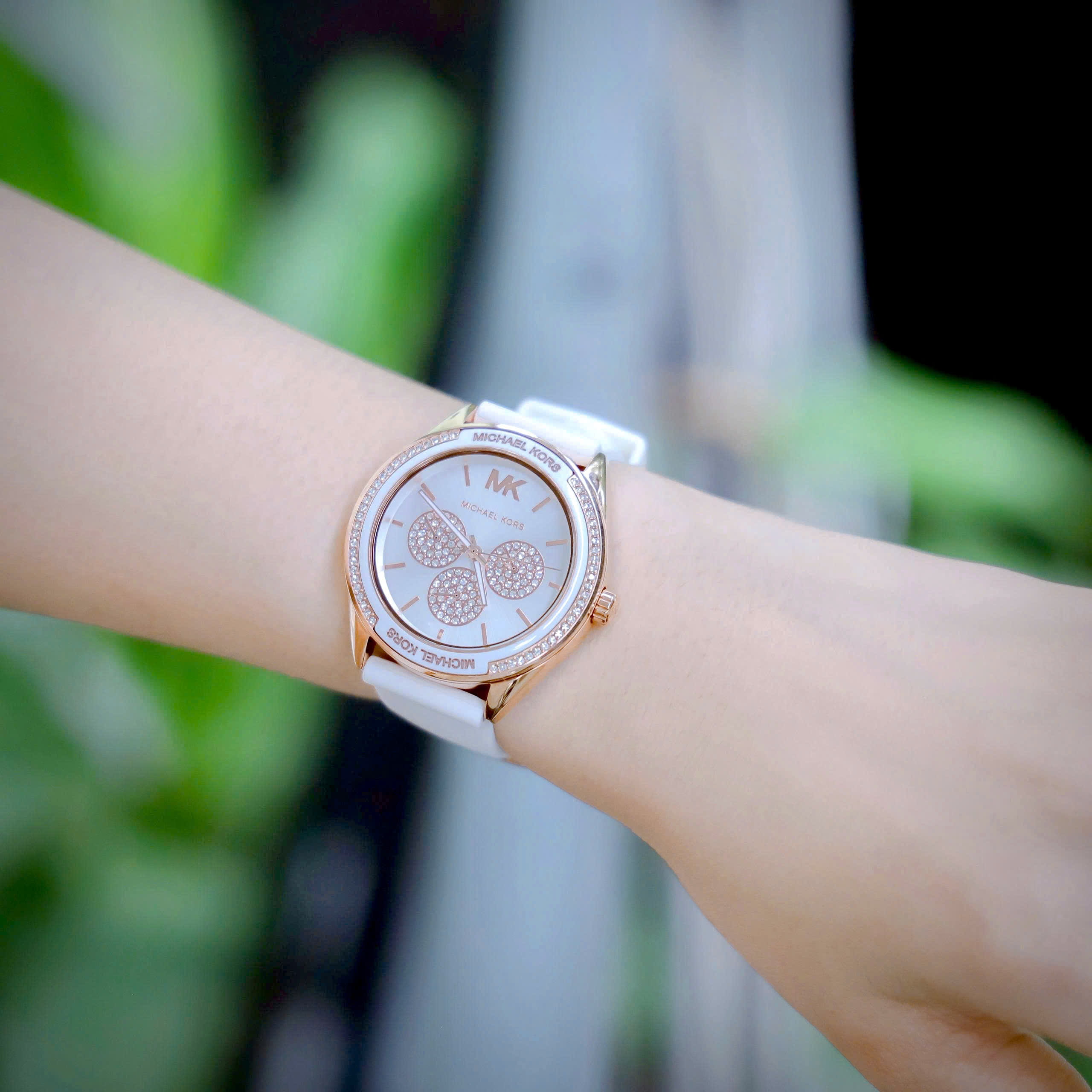 Đồng hồ đeo tay nữ Michael Kors Oversized Rose Gold-tone Sports Watch With Silicone Strap MK6945 3