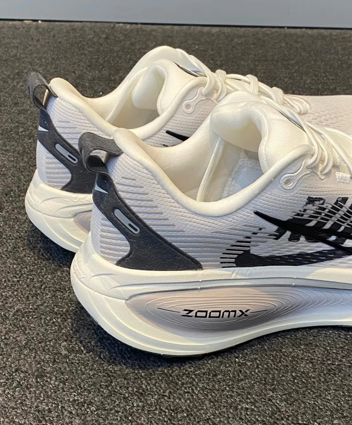 Giày thể thao Nike Vomero 18 Road Running Shoes Summit White College Grey IB5726-100 1