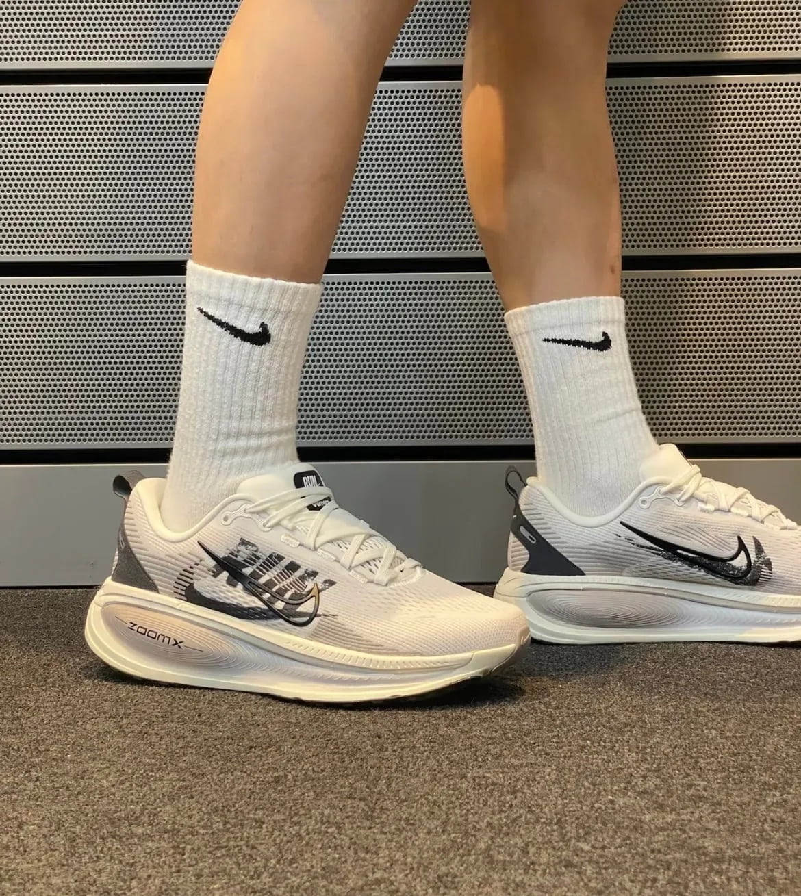 Giày thể thao Nike Vomero 18 Road Running Shoes Summit White College Grey IB5726-100 3
