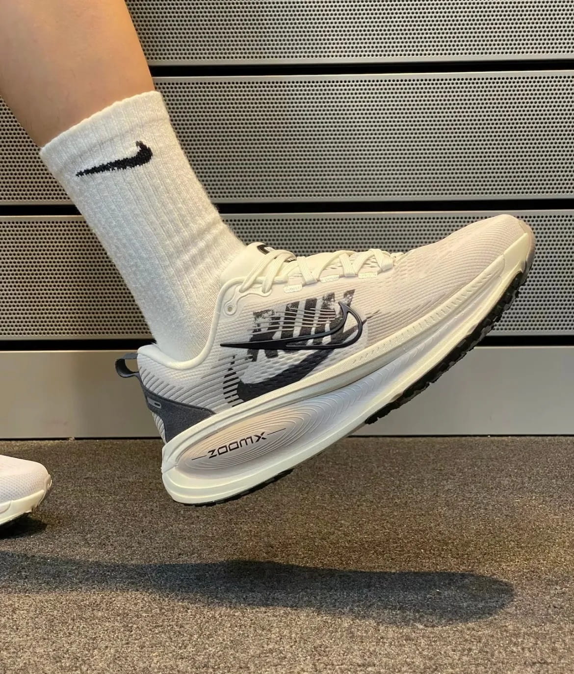Giày thể thao Nike Vomero 18 Road Running Shoes Summit White College Grey IB5726-100 8
