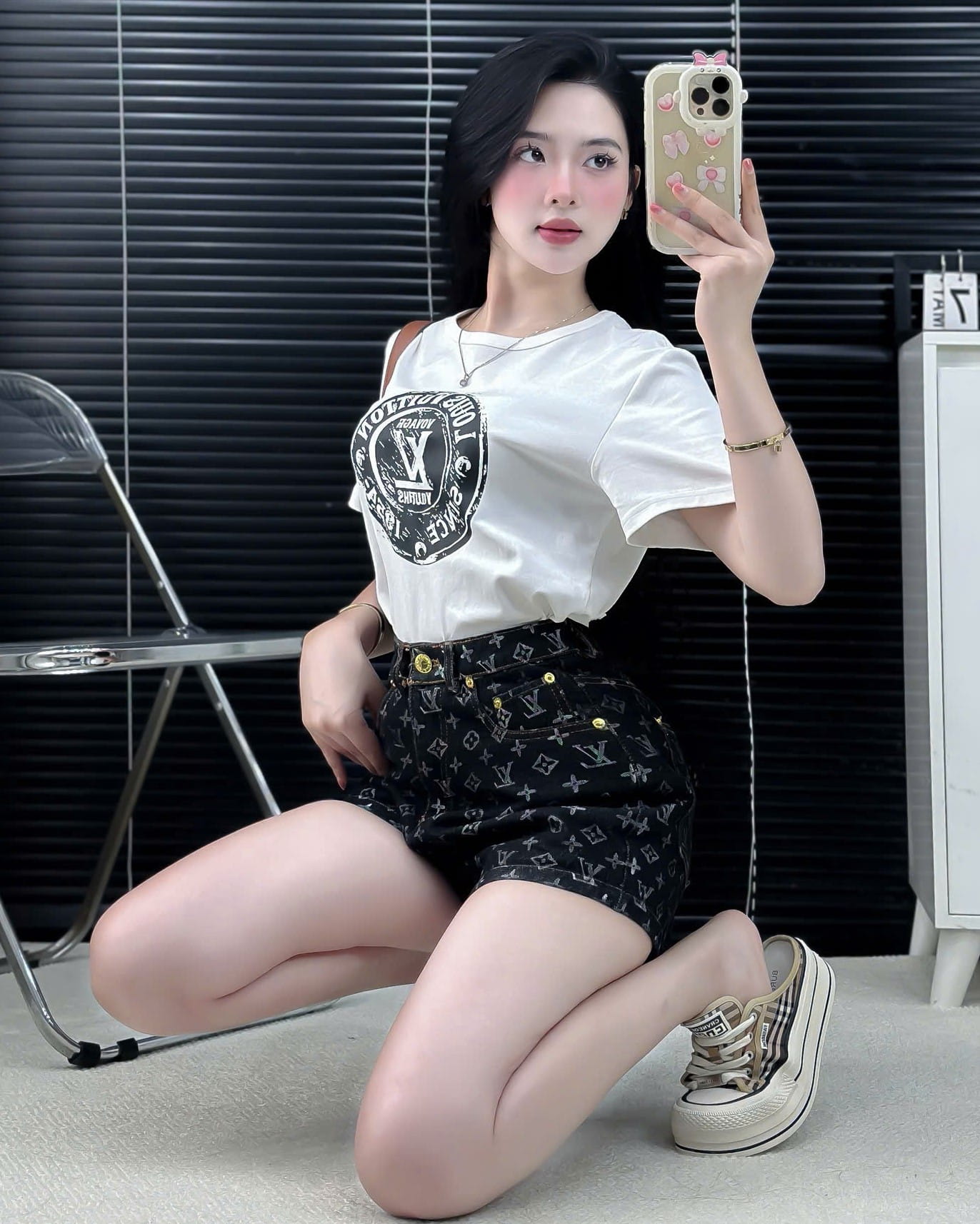Combo mix áo thun trắng quần short đen LV 1