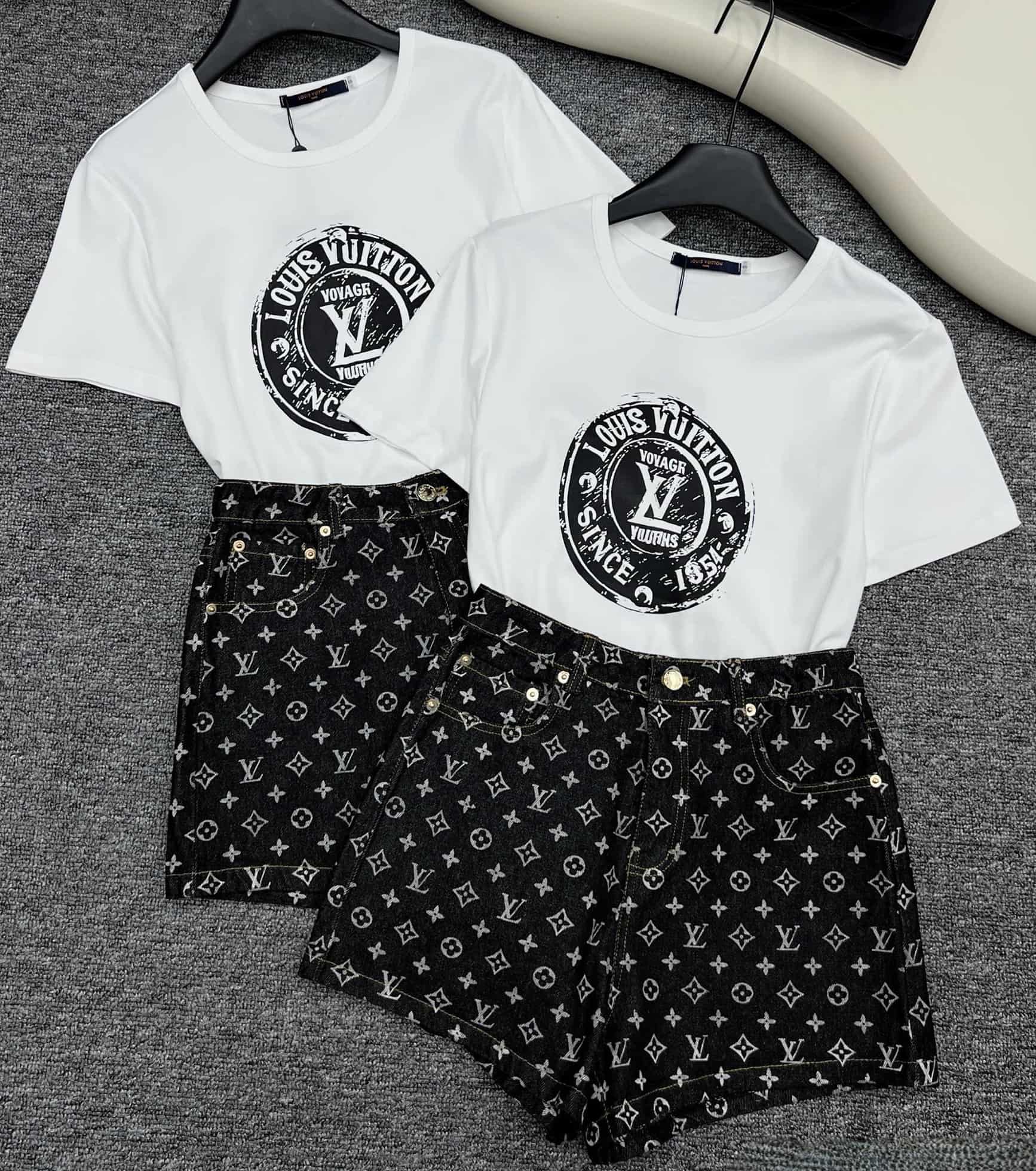 Combo mix áo thun trắng quần short đen LV 5