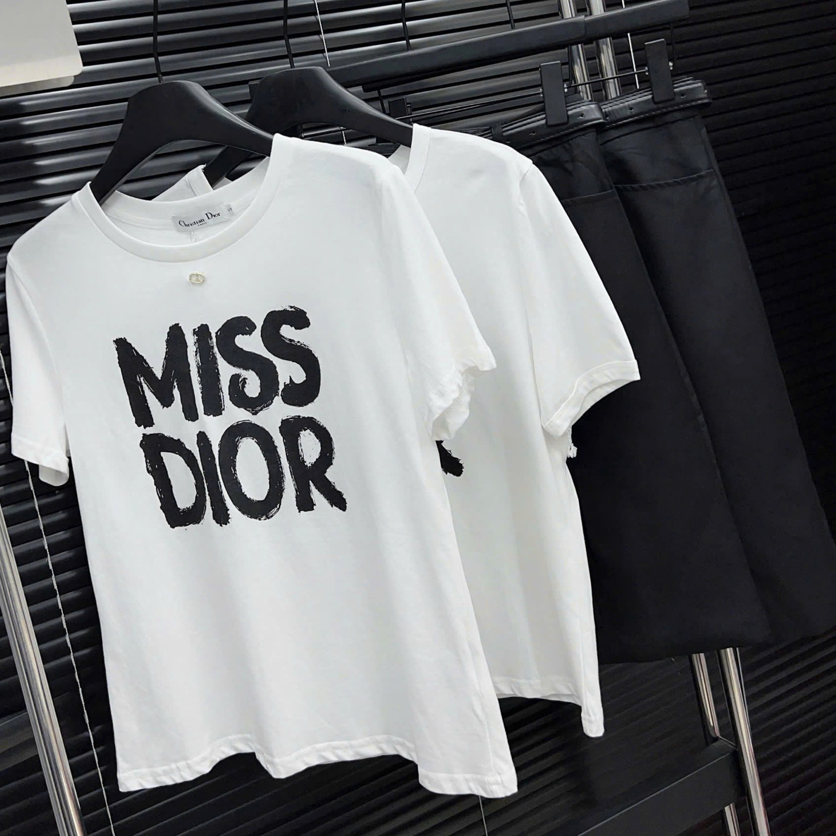 Combo áo thun trắng váy đen họa tiết hãng Miss Dior 1