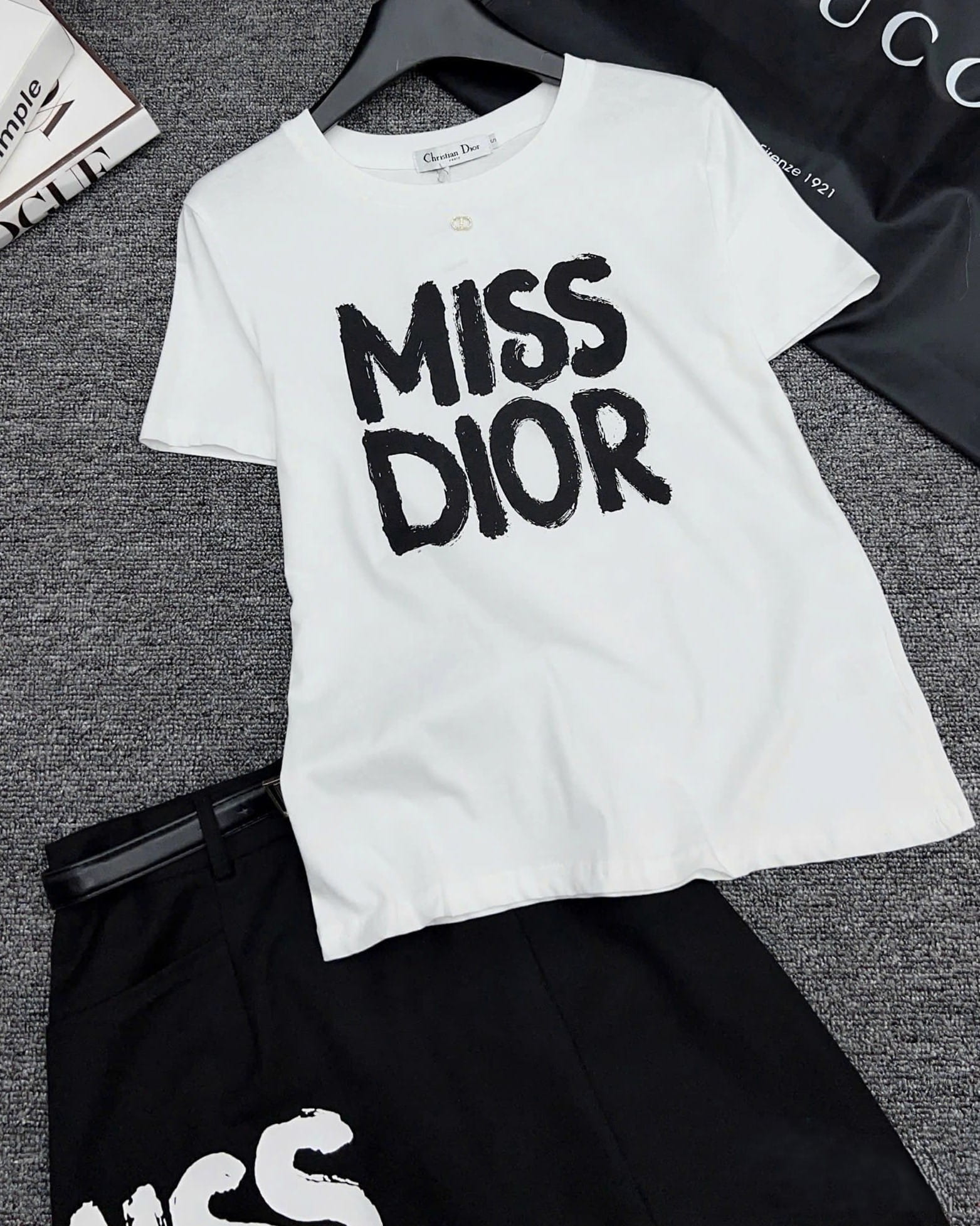 Combo áo thun trắng váy đen họa tiết hãng Miss Dior 3