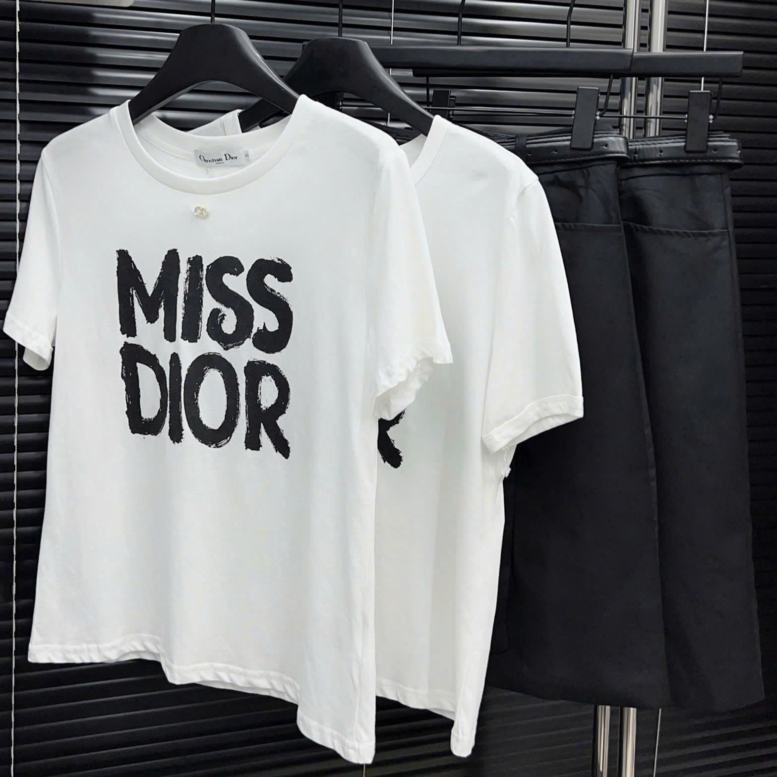 Combo áo thun trắng váy đen họa tiết hãng Miss Dior 5