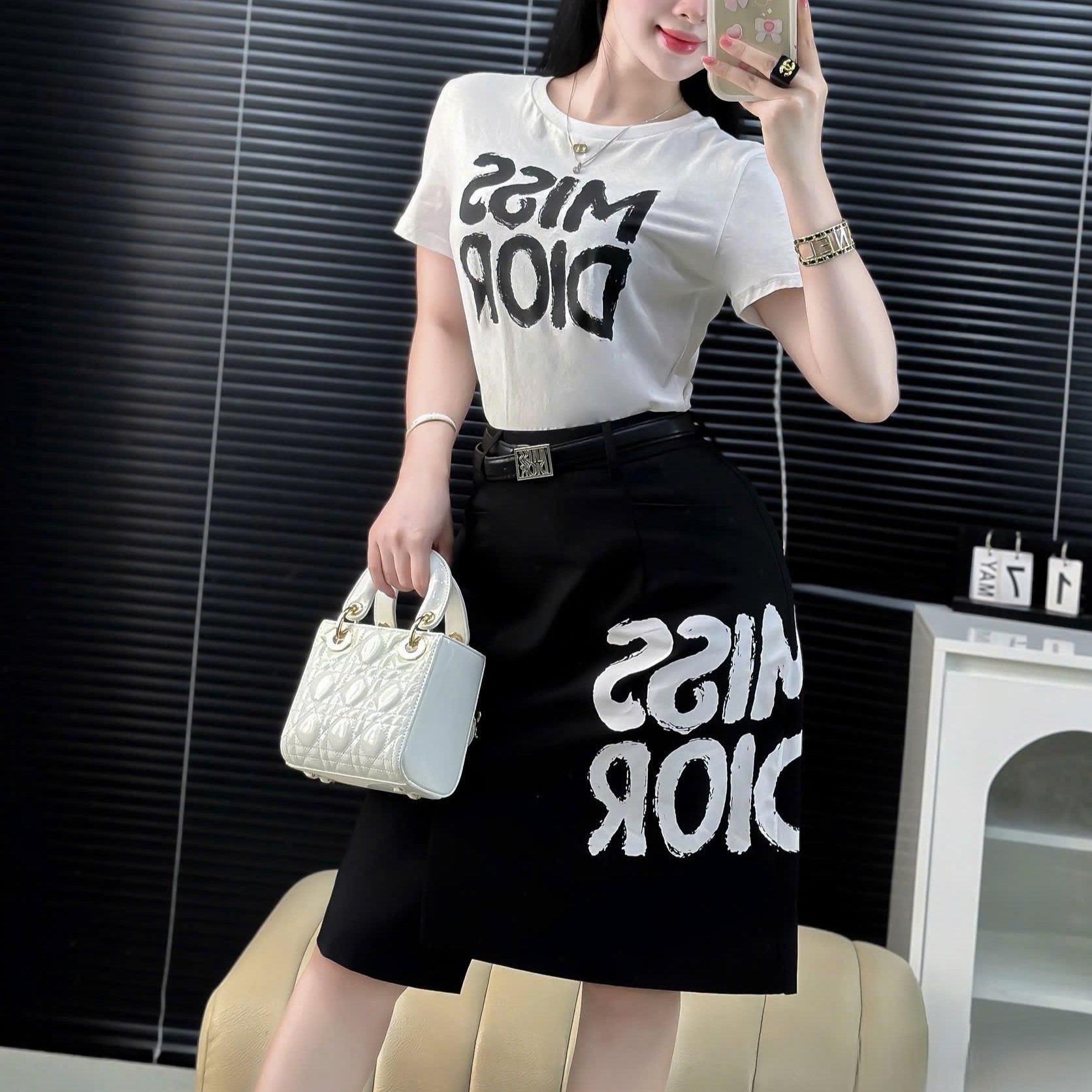 Combo áo thun trắng váy đen họa tiết hãng Miss Dior 8