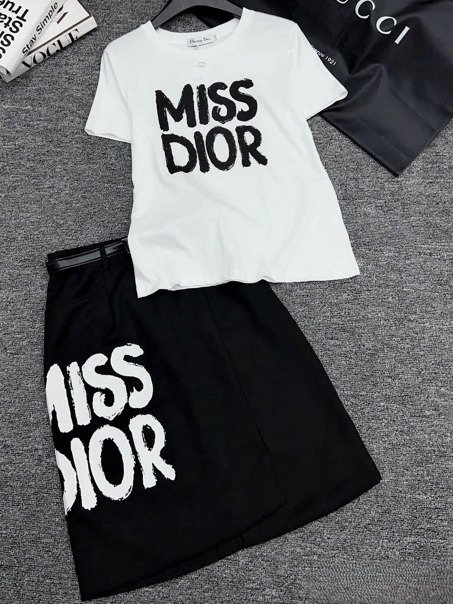 Combo áo thun trắng váy đen họa tiết hãng Miss Dior 6