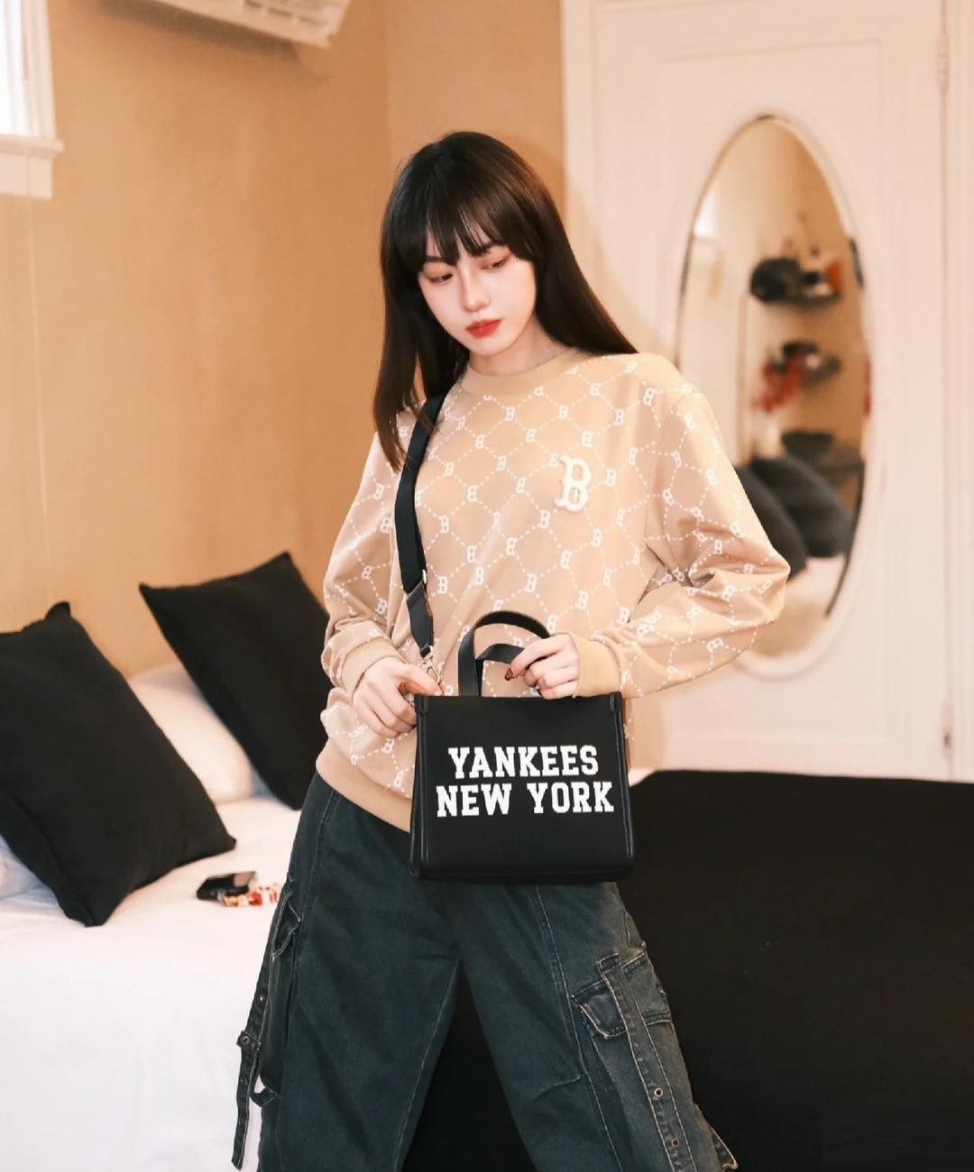 TÚI XÁCH NỮ TOTE MLB JACQUARD VARSITY NEW YORK YANKEES 3AORS024N-50BKS MÀU ĐEN 2