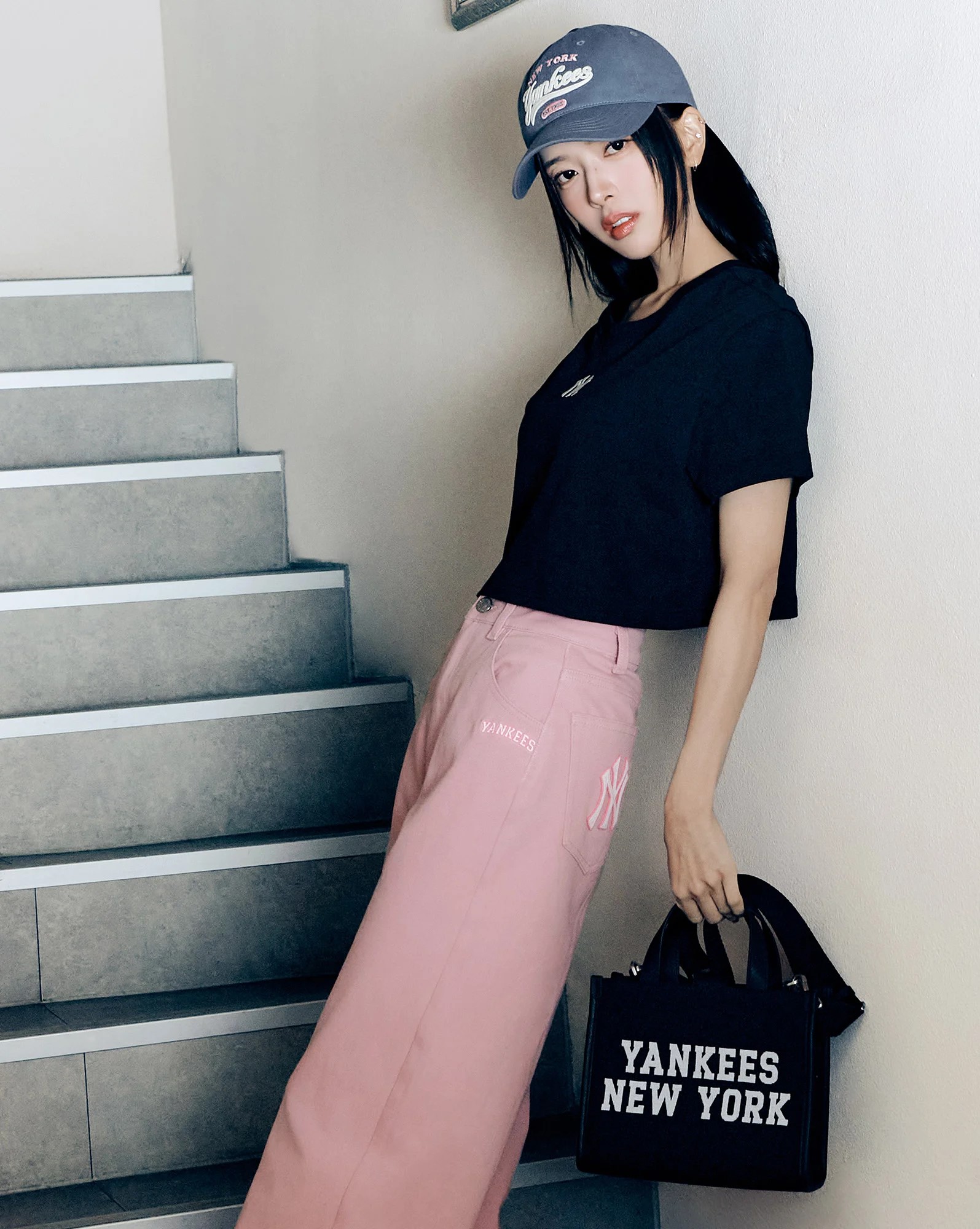 TÚI XÁCH NỮ TOTE MLB JACQUARD VARSITY NEW YORK YANKEES 3AORS024N-50BKS MÀU ĐEN 10