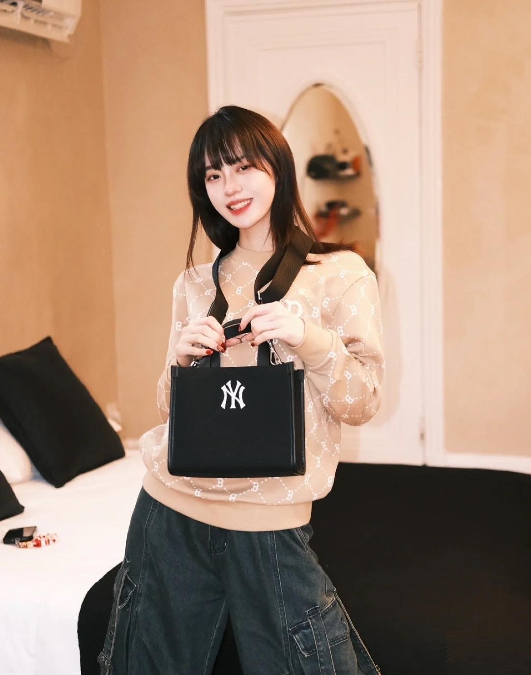 TÚI XÁCH NỮ TOTE MLB JACQUARD VARSITY NEW YORK YANKEES 3AORS024N-50BKS MÀU ĐEN 11